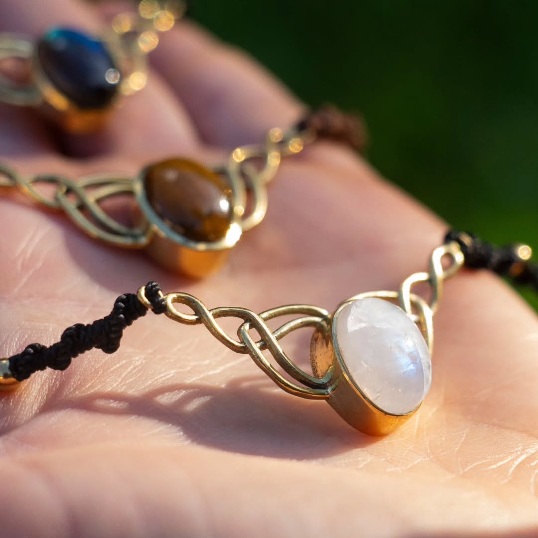 👉 Swipe à droite pour voir cette beauté autour du cou !
🌿 C'est pas la première fois que je vous parle de mon collier Pachamama que j'adore, mon petit clin d'oeil à la culture inca que j'affectionne tant !
✨Ce modèle en noir avec une magnifique pierre de lune c'est un de mes préféré !
La pierre a des reflets merveilleux au soleil 😍
Je vous laisse admirer ce modèle porté en swipant à droite 🤗
#bijouxoriginaux #bijouxcolorés #bijouxpierredelune #bijouxpierresnaturelles #pierredelune #collierpierrenaturelle #collierpierredelune #colliermacramé #colliertourdecou #collierreglable #ideecadeau #bijouxcollierfemme #faitmainavecamour #bijouxfaitmains #handmadejewelry