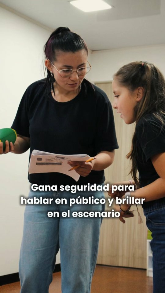 El teatro es un viaje a mundos infinitos: un día eres héroe, otro villano, y al siguiente… ¡la estrella de la comedia! 🤩✨
Aprende técnica, descubre tu voz, tu cuerpo y tu seguridad para brillar dentro y fuera del escenario.
👉 Ven y vive la experiencia del teatro. 🎭