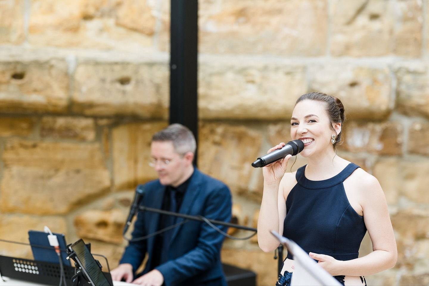 Happy Moments! Eine schöne Erinnerung an eine Trauung im Sommer diesen Jahres. 🥰
Danke an @rebeccaconte_photography fürs Festhalten in Bildern!
#weddingsinger #hochzeitssängerin #hochzeit #trauung #erinnerung #livemusic #sängerin #stuttgart #hochzeitssängerinstuttgart