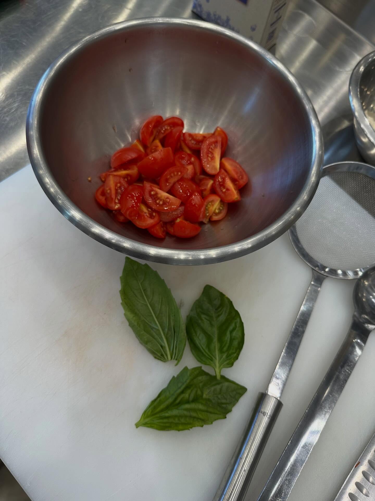 Morgenen startede med kokkeskole😜❤️🍝 her ser i resultatet og den italienske kok sagde den var perfrecto😍Turen forsætter nordpå til Firenze🇮🇹 hvor i morgen skal vi høste oliven til Made by Mama’s fantastiske olivenolie. Stay Tuned❤️🙏🏻