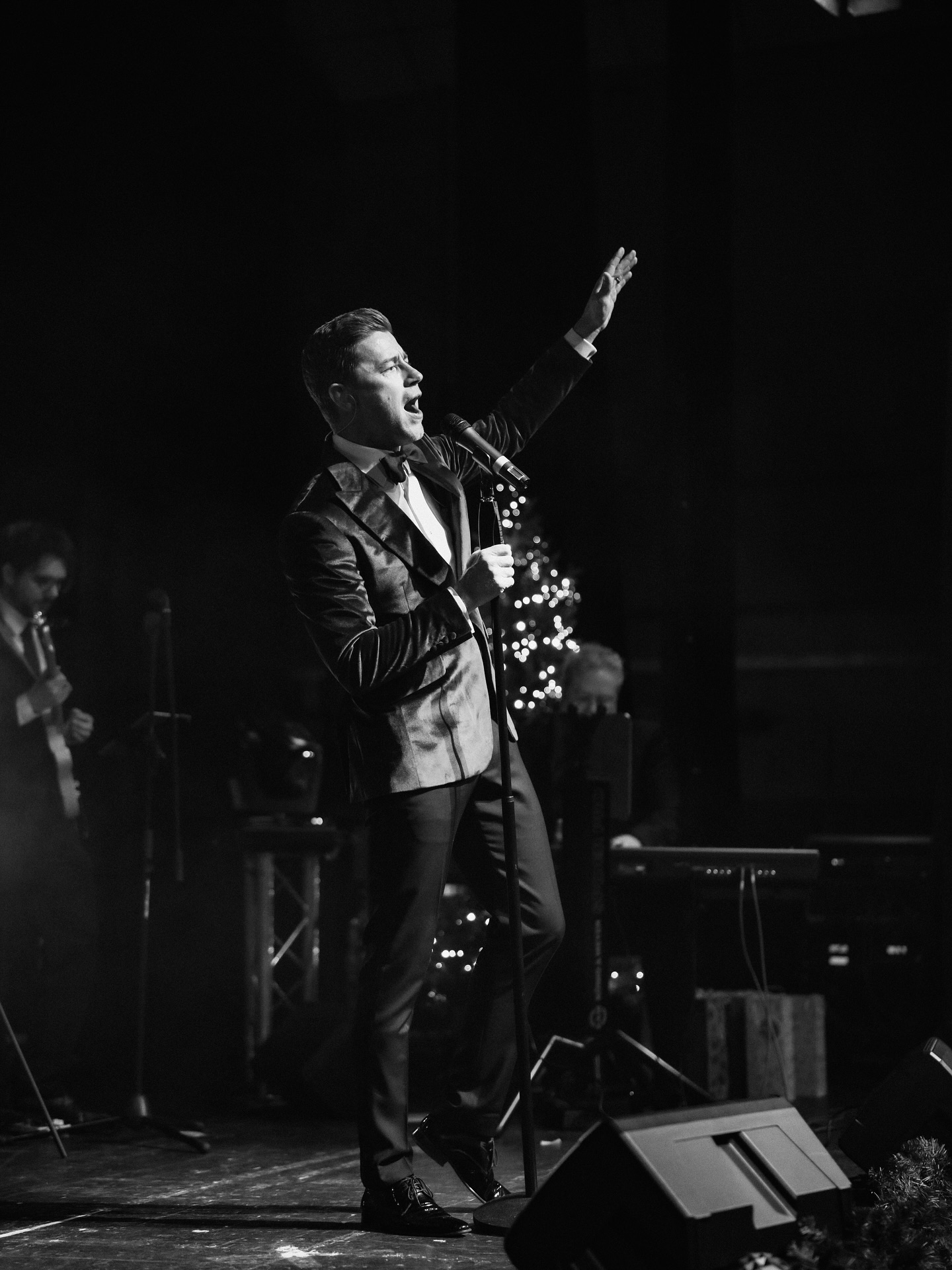 B L A C K & W H I T E
#bigbandmusic #suit #lifeofasinger #standingovation #myway #swingmusic #sinatra #BigBandChristmas #bigbandchristmas #bigbandchristmasmusic