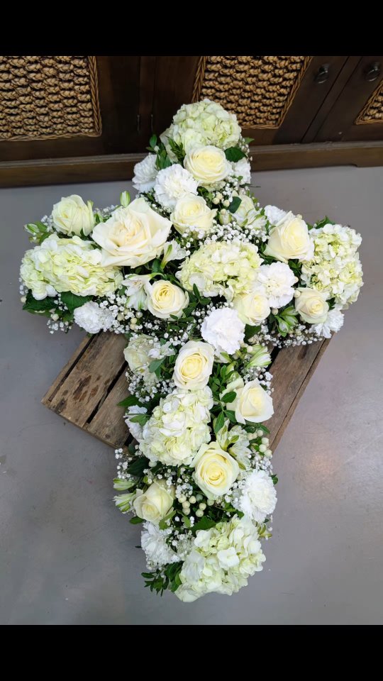 Une croix toute en pureté et en lumière 🤍
Symbole de paix, de sérénité et d’espérance, elle rend hommage avec délicatesse à un être cher disparu.
Des fleurs blanches pour dire l’amour éternel, la tendresse et le repos de l’âme 🌿✨
#fleuriste #fleur #florist #flower #nice #hommage #souvenir #fleursdeuil #croixfuneraire #creationflorale #artisanfleuriste #emotionenfleurs #fleursdenice #fleurs #respect #paix