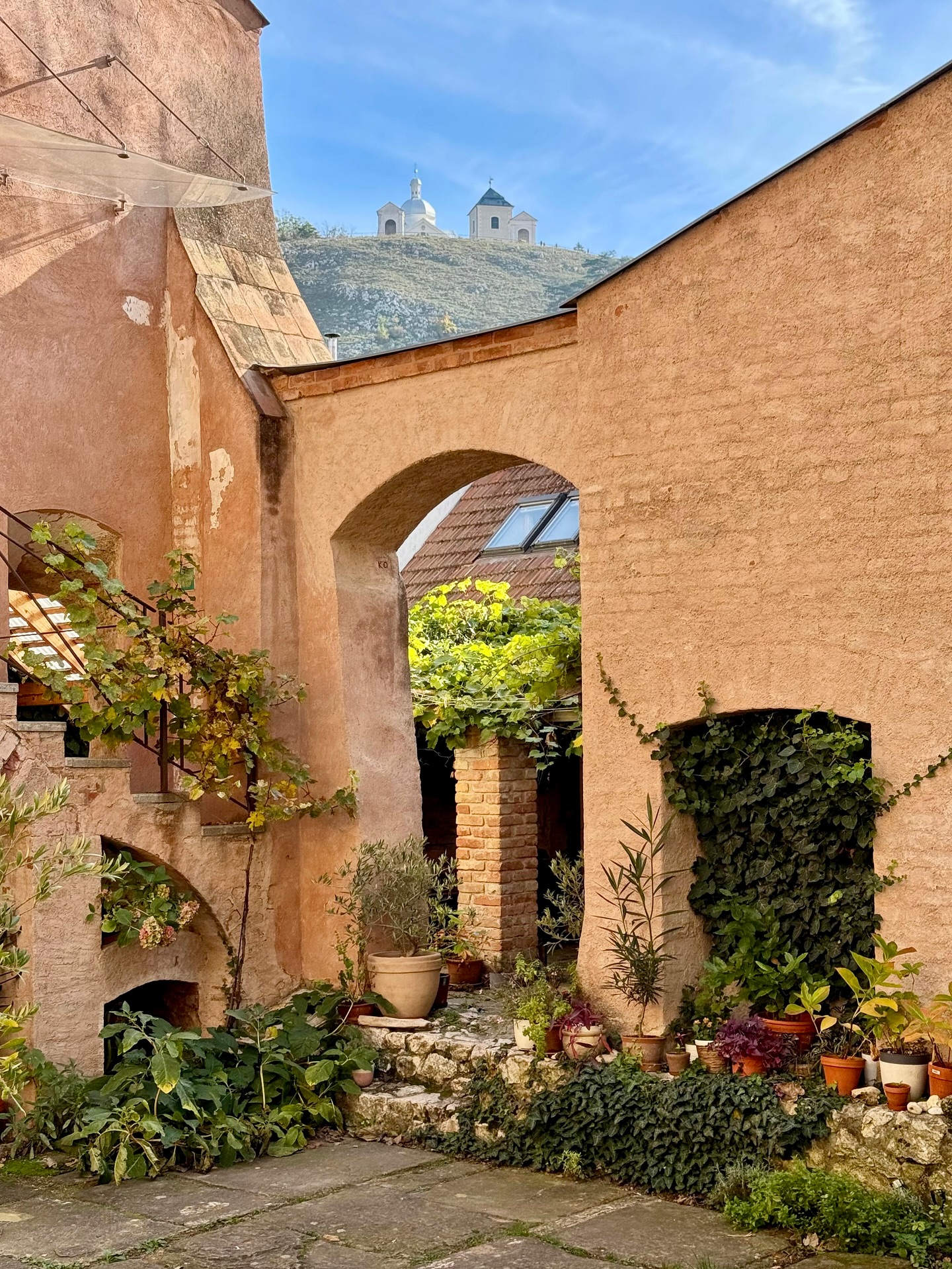 Sv. kopeček meets @galerie_konvent 🤍
foto (c) František Zelinka
#sebastianus #stsebastian #svatykopecek #svatykopecekmikulov #mikulov #nikolsburg #jiiznimorava #südmähren #southmoravia #morava #mähren #southmoravia #galerie #galeriekonvent #konvent #romantic