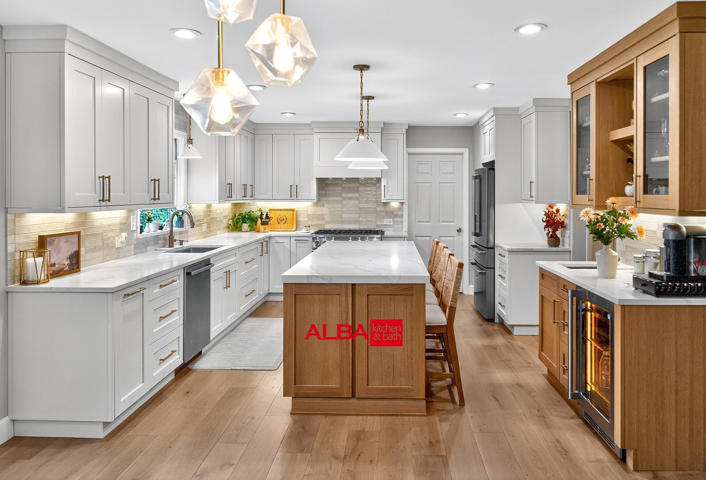 In our white oak and dove-colored kitchen design, each curve is a statement. Between heritage and the edge of tomorrow. In our recently completed project, we presented our vision that makes all the great difference.
#KitchenDesign #HomeDecor #whiteoak #luxurykitchen #kitchenideas #kitchencabinets #kitcheninspiration
Photos & Videos: Celine & John
