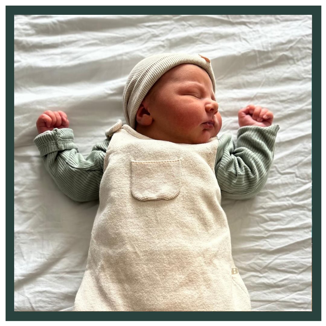 WELKOM BOAS!🩵
Op 21 september 2025 is Boas geboren bij 38+2 weken zwangerschap, met een prachtig gewicht van 4420 gram.
Marlotte & Milo zijn geen onbekende van ons. Wij mochten ze namelijk ook begeleiden bij de komst van grote zus Saar!🩷
Omdat Saar bij haar geboorte wat groter was, hielden we de groei van Boas goed in de gaten. Naarmate de zwangerschap vorderde kreeg Marlotte steeds meer opmerkingen over haar mooie buik.🤰🏽Ondanks dat ze zelf verloskundige is en heel goed weet dat dit niets zegt, maakte dit toch wel eens onzeker. En de hormonen helpen daar natuurlijk niet aan mee!🤭
We horen dit vaker terug in de spreekkamer. Dus lieve mensen, bespaar alle zwangere dames deze goedbedoelde opmerkingen.🙏🏽😘
Aan het einde van de zwangerschap schatte we dat deze baby mogelijk nog wel een stukje groter dan Saar zou worden. In overleg met de gynaecoloog besloten ze samen dat het verstandig was om niet meer lang af te wachten. De inleiding werd gepland. Dat was echt even schakelen. Maar diep van binnen wisten ze dat dit de beste keuze was.💪🏼
Bij aankomst in het ziekenhuis bleek Marlotte al genoeg ontsluiting te hebben om de vliezen te breken. Wat een meevaller! Even later werden de weeën opwekkers gestart. Deze ouders waren wederom een goed team samen. De douche hielp goed om de weeën op te vangen. En niet veel later werd hun prachtige zoon Boas geboren!🥰
En trotse vriendin Dominique volgden dit lieve gezinnetje tijdens deze bijzondere reis! Ik ben enorm dankbaar en vooral trots op jullie!🫶🏻
Lieve Marlotte, Milo & Saar,
Gefeliciteerd met jullie Boas! Heel veel liefde en geluk toegewenst!
Liefs, Team LEV
#verloskundigenlev #LEV #liefdevol #vertrouwd #zwanger #verloskundige #vriendschap #trots #ouders #bevallen #kraamweek