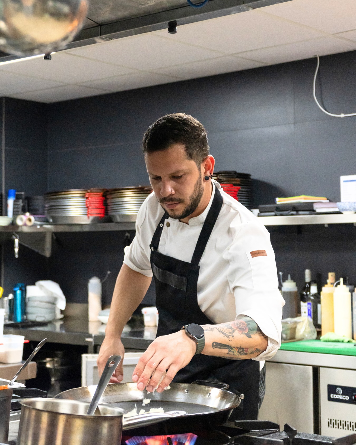 Hoy celebramos a quien está detrás de cada plato, de cada aroma que sale de la cocina y de cada sonrisa después de comer.
Gracias por hacer de la cocina un lugar donde se mezcla el trabajo, el arte y mucho corazón ❤️
📍 Port d’Aiguadolç, Sitges
📲 A través de nuestro teléfono 936 001 332 o en nuestra web
#restaurante #OlaveSitges #SaboresDelPuerto #restaurantemediterraneo #olave #sitges #portsitges #restaurantesitges #menuarroz #arroces #mariscos #pescadosfrescos #carnes #sabormediterraneo #tapas #gastronomia #food#restaurantesenbarcelona #mediterraneancuisine #portdaiguadolç #foodiesbarcelona