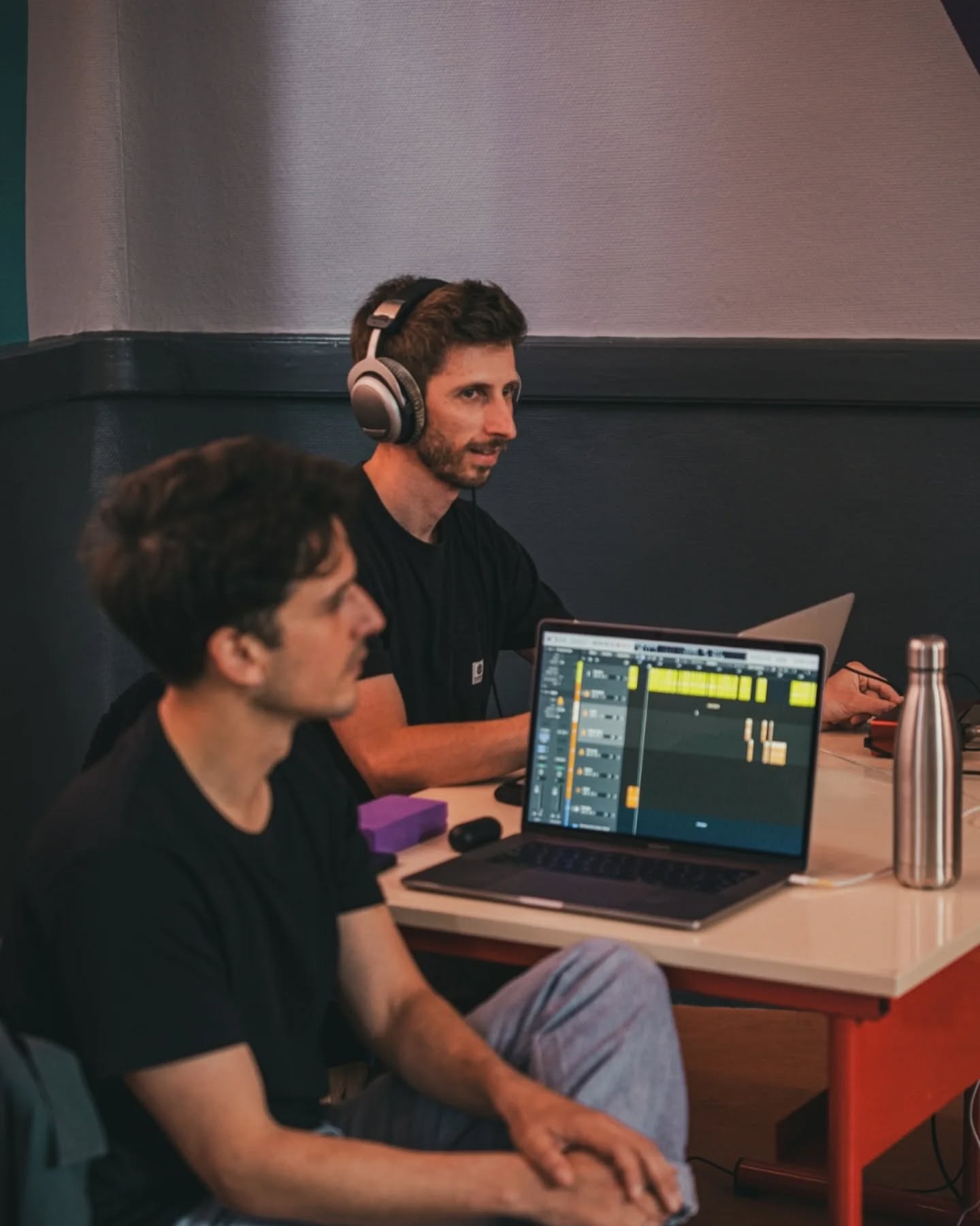 🎭 Au printemps dernier, nos intervenants Achille et Florian étaient à Blois pour la création et mise en musique d'un projet de théâtre d'ombres avec les élèves primaires de l'école des Noëls à Vineuil.
🎶 Au programme, enregistrement de la narration et des dialogues de contes, création musicale et bruitages en studio, et mise en place d'un spectacle, le tout en partenariat avec le @chatodo_blois et @ciejeuxdevilains
🙏 Un grand merci à tous les acteurs et partenaires de ce projet
📸 Crédit photo : Chato'do Blois