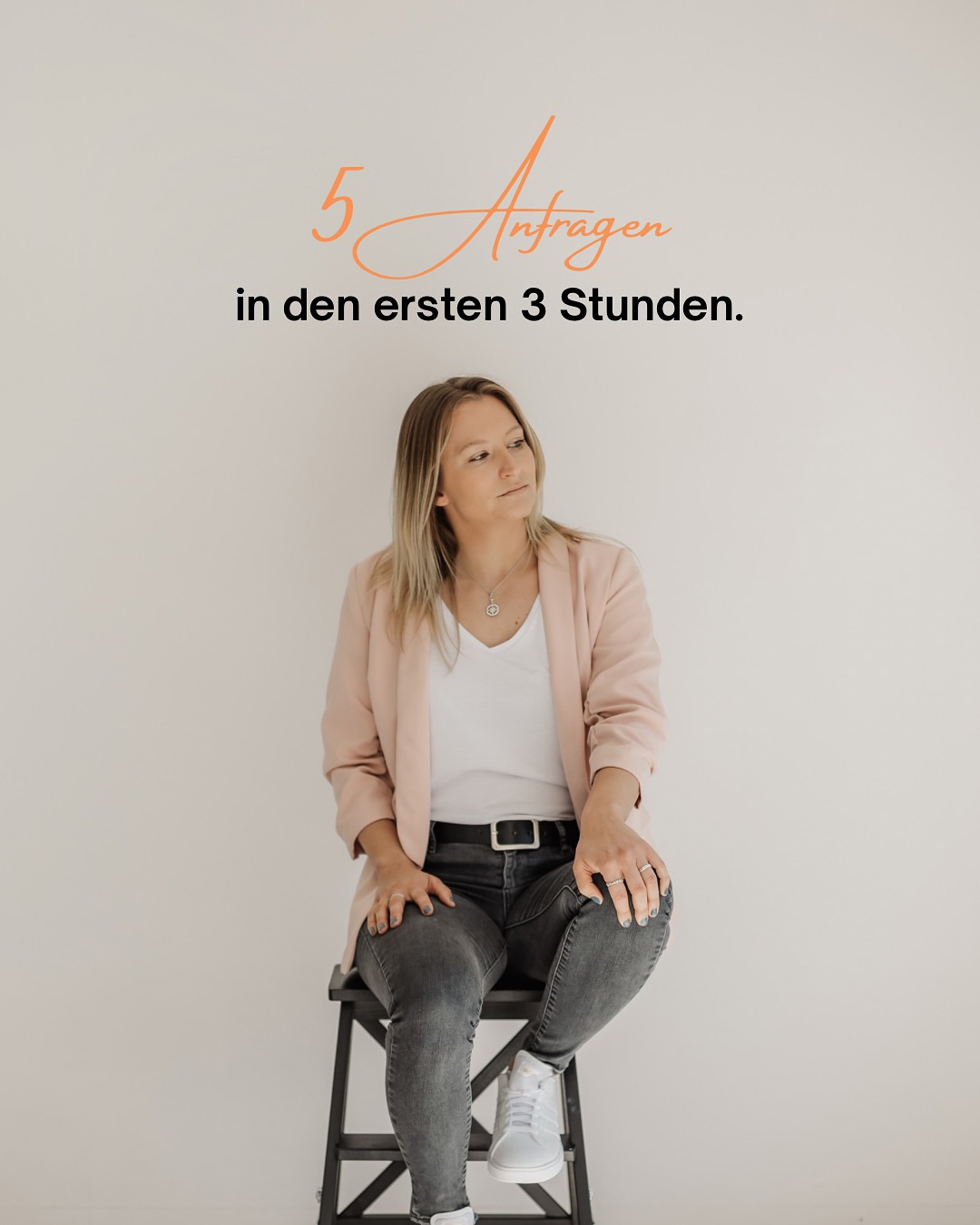 Eine gute Landingpage verkauft nicht durch schöne Worte. Sondern durch Verständnis.
Wenn du weißt, wer deine Zielgruppe ist,
verstehst du auch, was sie wirklich bewegt.
Für das Pilates Retreat war genau das der Schlüssel:
🧘♀️ Frauen, die Ruhe suchen, aber gleichzeitig stark sein wollen.
🌿 Frauen, die Bewegung nicht als Leistung, sondern als Rückkehr zu sich selbst sehen.
Und die nicht einfach „ein Retreat buchen“, sondern eine besondere Erfahrung fühlen wollen.
Darum habe ich die Landingpage psychologisch aufgebaut:
– Die (Bild-)Sprache schafft Vertrauen.
– Die Struktur führt unbewusst zur Entscheidung.
– Und jeder Absatz löst einen Einwand
Das Gleiche gilt für Social Media:
Wenn du weißt, was deine Zielgruppe denkt, fühlt und braucht,
kannst du Content erschaffen, der verbindet, nicht nur informiert.
Denn Strategie beginnt immer mit Empathie. 💫