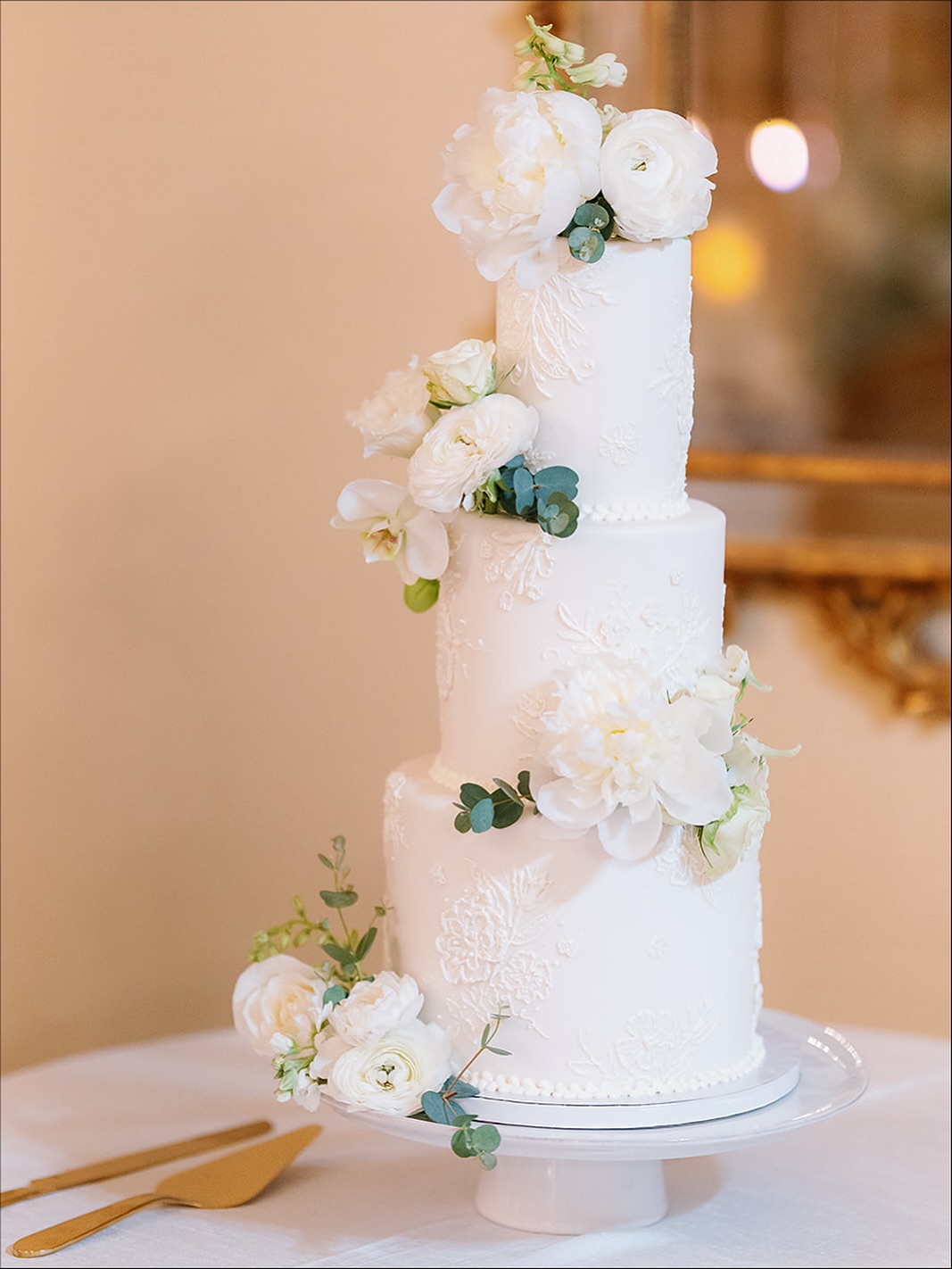 Details on details — and we’re here for it! ✨🍰
Fresh romantic blooms drape over intricate floral patterns, turning this wedding cake into a piece of art almost too pretty to cut. Would you say yes to flowers on your cake?
@chernogorovphotography
@unveiledbygrace_events