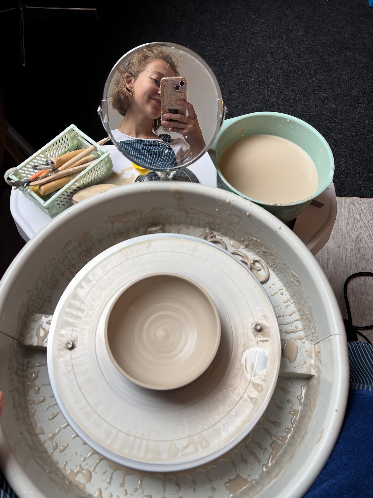 week in the studio & being inspired by nature. This is the first year, since moving to the Netherlands almost 3 years ago, that I’m absolutely in love with Autumn. I used to hate the wind and the excess of leaves every where, but this year- the shift in the season and the change of colors is taking my breath away 🍁🍂💛🧡. It may be because this is the first year that I’m allowing myself to slow down with the season, to allow the shift to happen and not try to fight against it.
Also, if you want to see how clay is best & sustainably transported in the Netherlands- swipe to slide 7 😉
#ceramics #studio #wheelthrowing #creative #autumn #inspiring #keramiek