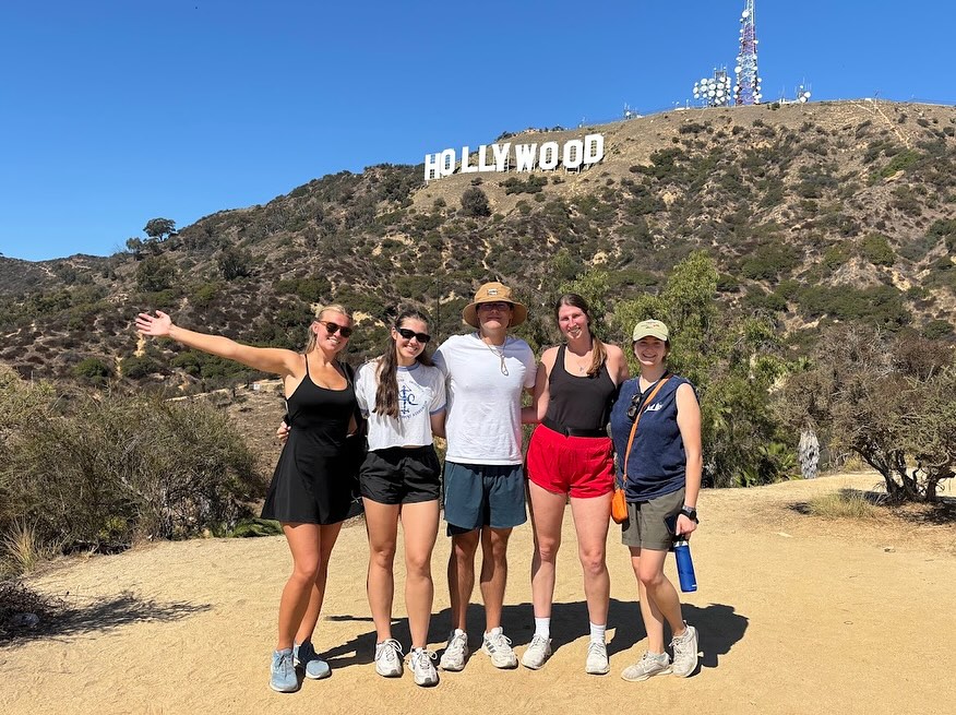 2025 JAVLJS suvažiavimas vyko Los Andželės mieste Kalifornijoj spalio 10-12 d🌞 Anksti penktadienį dalyvavom rytiniam žygyje į kalnus lyg Hollywood iškabos⛰️ Vakarop keliavome į Tautinius Namus Glendale apylinkėje ir skaniai tacos valgėme kol girdėjome apie JAVLJS organizaciją, LISS stažuotę ir Šaknių projektą🏕️Vakaras pasibaigė privačiomis dirbtuvėmis su @bareikisvidas 🤯 Išgirdome apie Vido gyvenimą/muzikinę karjerą, atlikome kelis pratimus, padainavome kartu prie pianino ir supažindino mus su savo nauju albumu “Here and Now” by VB by the Sea🎵 Neįkainuojama pirmą dieną!
———
The 2025 LAYA AGM was held in Los Angeles, CA, October 10-12🌞 Early on Friday we participated in a morning hike up the hills to the Hollywood sign⛰️ In the evening, we traveled to Tautiniai Namai in the Glendale area and ate delicious tacos while hearing about the JAVLJS organization, LISS internship, and Project Šaknys🏕️ The evening ended with a private workshop with Vidas Bareikis🤯 We heard about Vidas’ life/musical career, did a few exercises, sang together at a piano, and he introduced us to his new album “Here and Now” by VB by the Sea🎵 Priceless first day!