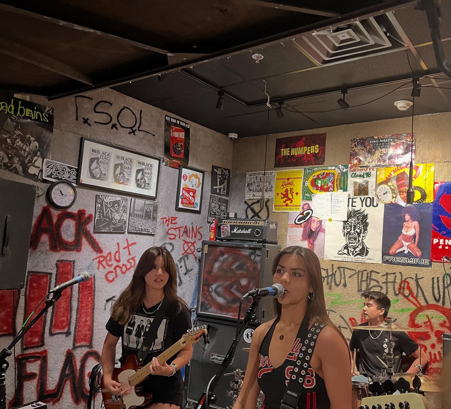 @the_dollheads live in Pennywise garage at @thepunkrockmuseum !!