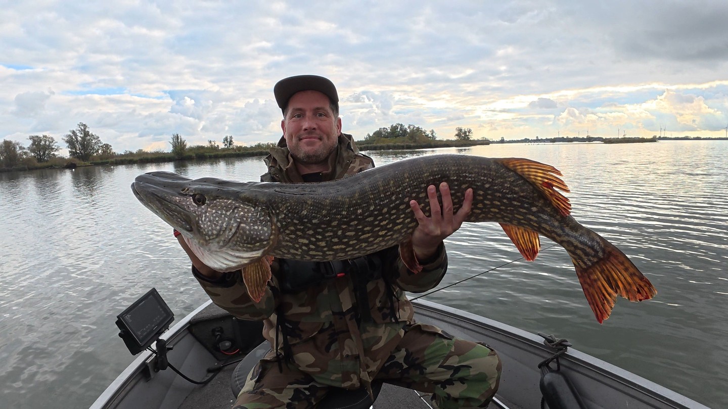 Ready to hit the water with Lure Fishing Guide? Book now—spots available from November 15. Earlier dates are fully booked.