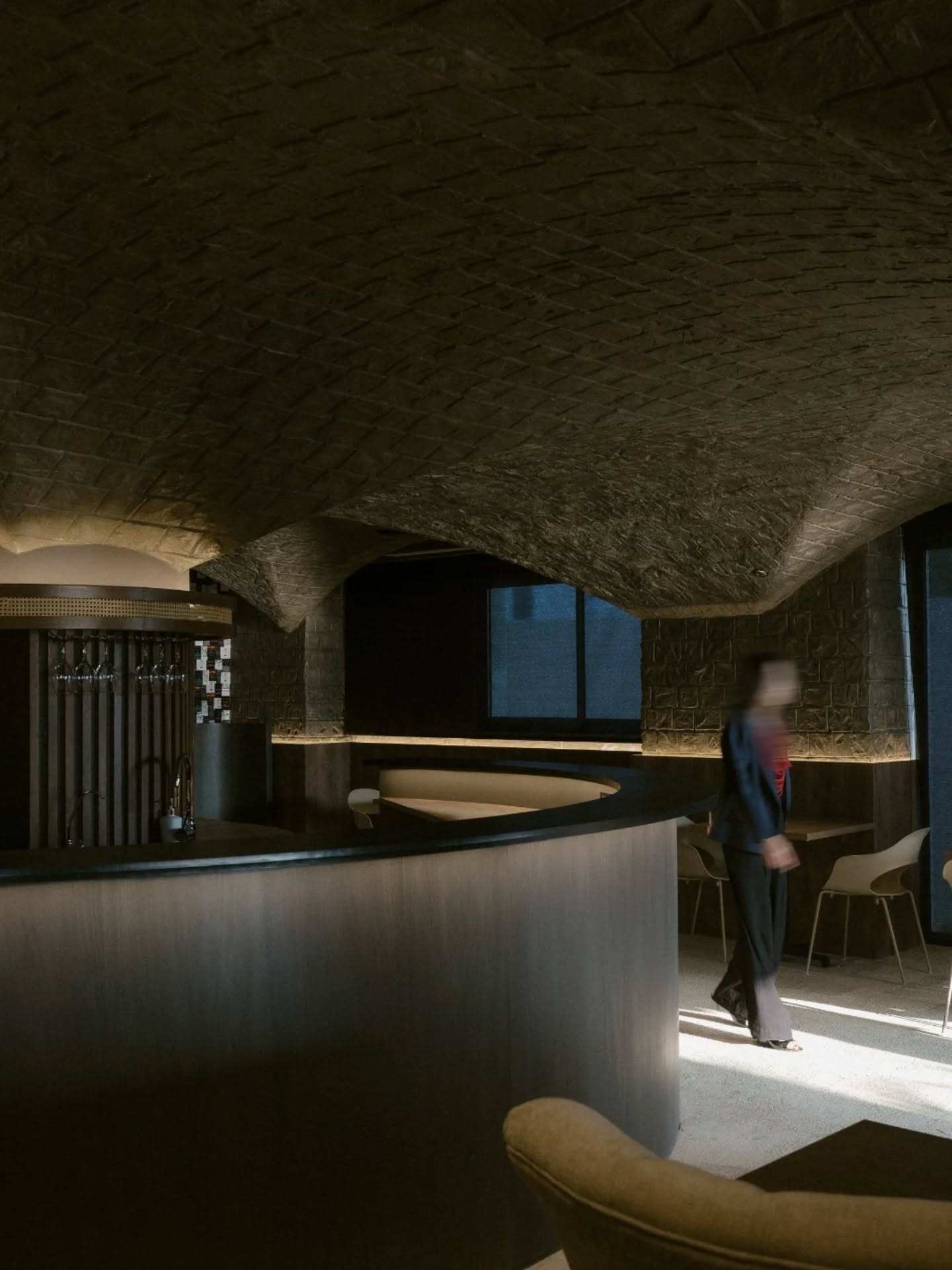 @dos.arch agradece profundamente a @bodegadoshemisferios por confiar en nosotros para realizar este City Winery en Casas Project 2025 @casasecuador 🍷
Desde transformar un diseño 2D en una experiencia real, estamos agradecidos con todas las personas que hicieron posible este proyecto:
🪑 @almahomeec - por ofrecernos una selección premium de mobiliario que aporta calidad, confort y estilo a nuestro espacio.
.
🪨 @concretecpisos – por crear la hermosa textura de piedra, elaborada a mano con dedicación y cuidado en cada detalle.
.
🪵 @pelikanoec – por patrocinar la elegante melamina empleada en las paredes, el mesón del bar y el mobiliario.
.
💡 @integralilumina – porque un espacio sin luz pierde su esencia, y ellos le dieron vida con su iluminación.
.
🖤 @euroblindsec – por envolver el espacio en intimidad con sus elegantes cortinas negras.
.
📐 @rambaq_ – por su apoyo para este increíble espacio.
.
💼 @plaza_cowork – por sembrar confianza y transformar su apoyo en posibilidad.
.
La exposición estará abierta hasta el 26 de octubre en Manglero Two 🏞️ @landco.ec
.
Te invitamos a visitar el espacio — pronto compartiremos más sobre este proyecto. ✨