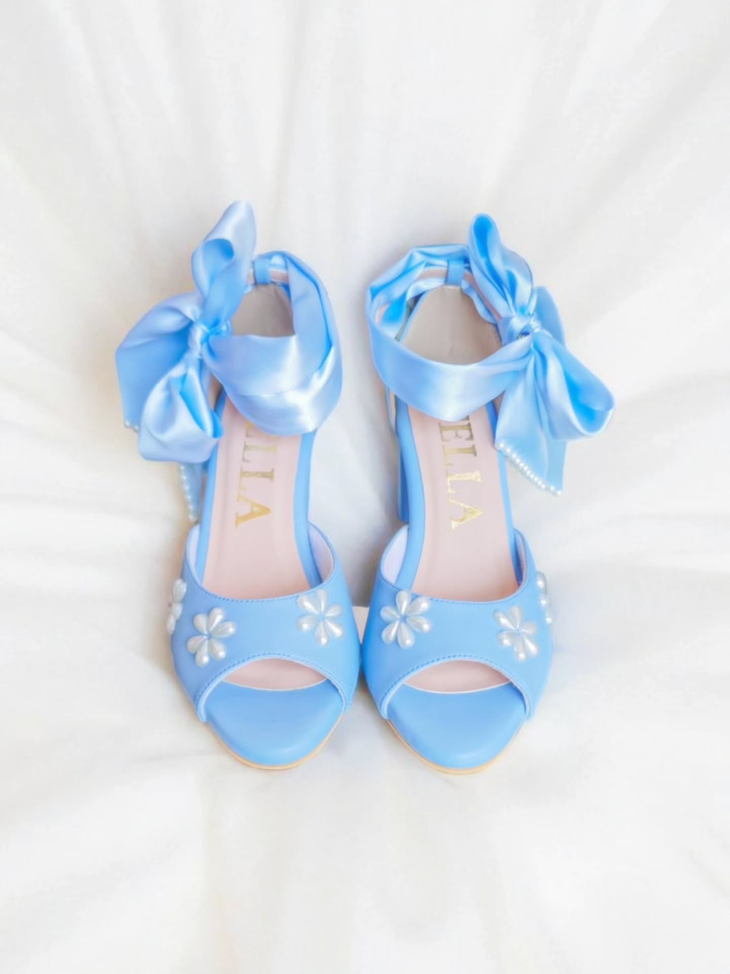✨ El “Something Blue” de tus sueños ✨
Nuestros nuevos zapatos de novia combinan comodidad absoluta con un toque romántico y delicado. 💙
Hechos artesanalmente con plantillas acolchonadas y memory foam, te acompañarán toda la boda sin que tus pies sufran. 🕊️
El detalle de moños satinados y flores nacaradas los hace perfectos para novias que aman lo clásico, pero con un giro moderno y femenino. 🌸
💬 Cuéntanos, ¿te atreverías a usar un toque azul en tu look de novia?
#ZapatosDeNovia #StellaShoes #BrideToBe #SomethingBlue #NoviasMéxico #ComodidadYEstilo