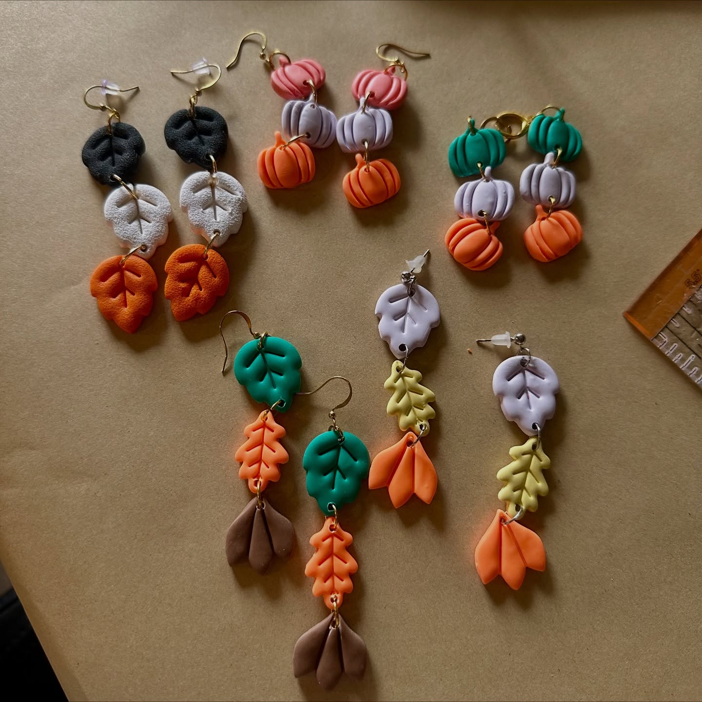 Un poco de octubre 🧡
#greenwitch #boricuagirl #clayjewelry #craftespañol #fyp #puertoricotiktokt #magiatiktok #magiccraft #boricua🇵🇷 #boricua #craftideas #crafttok
#apoyalocalpr #polymerclayearrings #clayearrings #shopsmall #boricua🇵🇷 #handmade #clayallday #polymerclayearrings #polymerclaytutorial #polymerclayartist #arcillapolimerica #arcillapolimericatips #polymerclaycreations #resina #resinajewelry #resinaccessories #PolymerClayCreations
#ClayCutters #ClayCommunity #SmallBizSupport