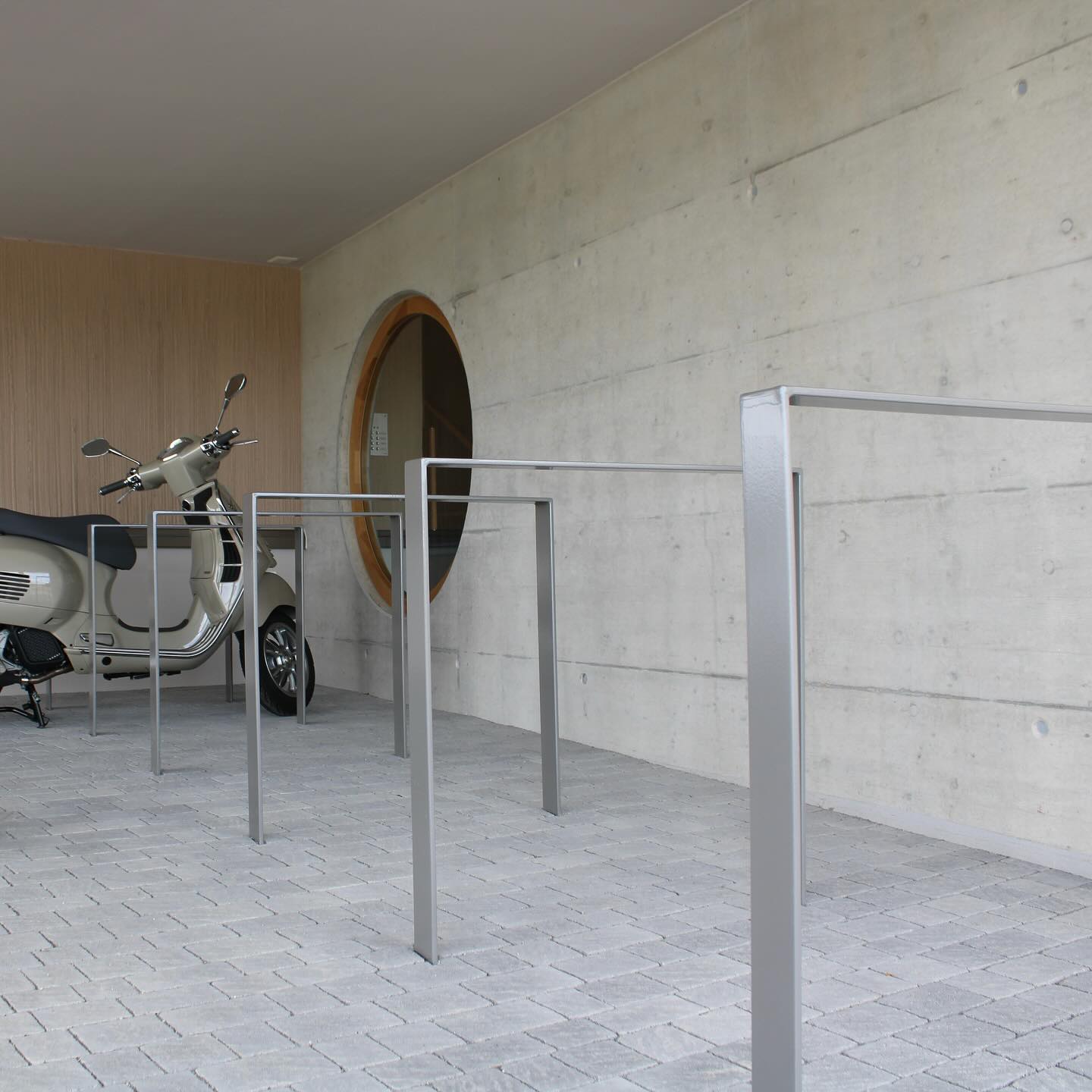 ✨ Reduktion auf das Wesentliche: Beton, Stahl und Pflastersteine formen einen Eingangsbereich von schlichter Eleganz. Architektur und Garten im Einklang.
#tollegärten #architektur #modernliving #design