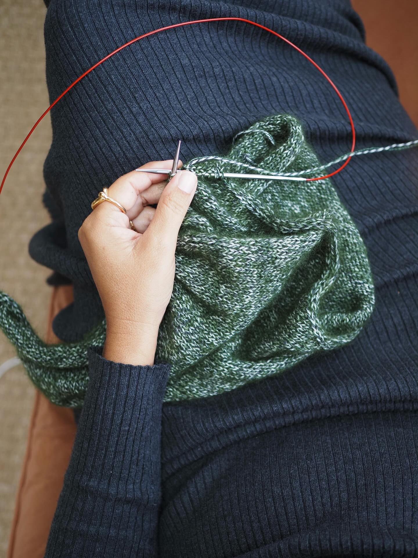 C’était un dimanche à base de chocolat chaud, tricot et gâteau pomme cannelle avec la recette de @lauratravelbook
Le gâteau est très bon et niveau tricot je commence la partie des diminutions de mon Bandidas.
🍎 Je suis plutôt fan des saisons chaudes et ensoleillées mais je préfère aussi voir le verre à moitié plein donc je peux dire que c’était un chouette dimanche d’automne. 🍂
Fils . @yarnbysimone
.
.
#atelieremilie #ateliermiliedesigns
#knitting #knitweardesigner #mohairaddict
#tricotété #summerknitting
#tricot #strikk tricot #jeportecequejetricote
#bandidasbyae #bandidasbyae