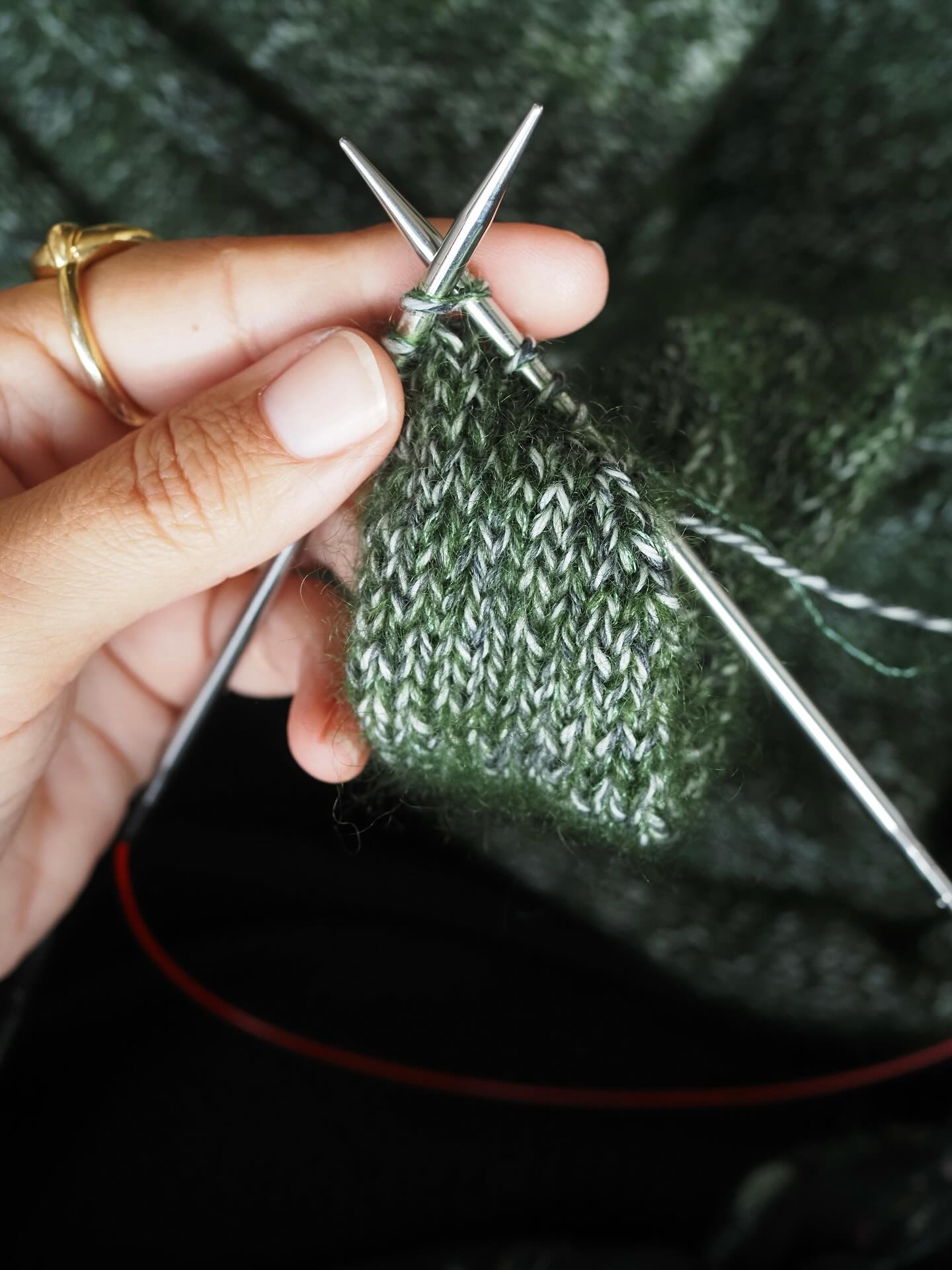 Une séance de tricot cet après-midi qui m’a permis de terminer mon Bandidas version automne/hiver. 🦖 Je suis super contente car je suis fan de ce combo fil chiné et mohair et soie vert ET je vais pouvoir le porter. Il sera parfait pour la saison ! … ET …
Ça veut dire que je vais pouvoir monter ce combo de laine pour une seconde version d’un futur modèle.
Et d’ailleurs je me pose la question, 🐊 je vous montre ce projet qui sortira dans un mois où je garde encore un peu de surprise ? Vous préférez quoi vous ?
🐿️ La Fiche de Bandidas est déjà disponible en français et en anglais sur Ravelry et www.AtelierEmilie.com
Fils .
.
.
#atelieremilie #ateliermiliedesigns
#knitting #knitweardesigner #mohairaddict
#tricotété #summerknitting
#tricot #strikk tricot #jeportecequejetricote
#bandidasbyae #bandidasbyae