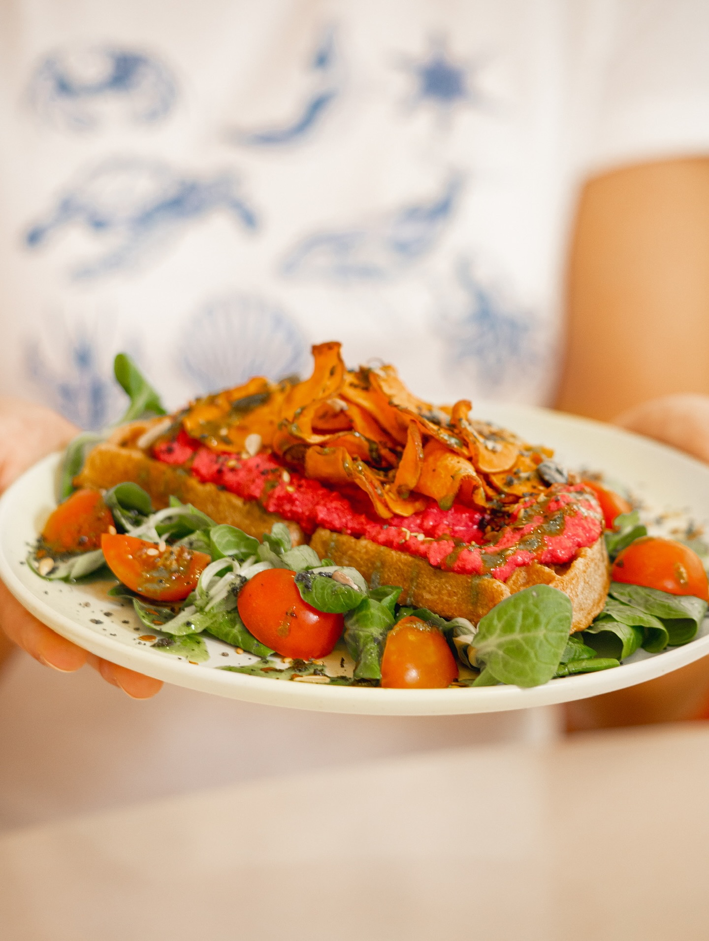En MayBean somos fans de los G O F R E S🌱
mira esta opción con hummus de remolacha y boniato asado: una combinación suave, colorida y llena de sabor ~
Perfecto para quienes buscan algo distinto, equilibrado y hecho con ingredientes reales, te vemos este miércoles para probarlo?
#MayBean #GofreSalado #HummusDeRemolacha #ComidaNatural #HealthyEats #ValenciaFood