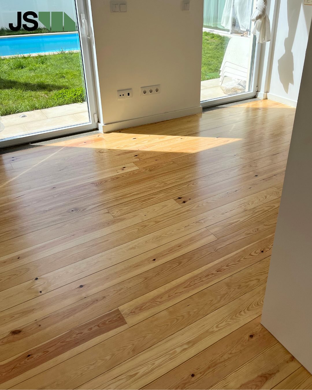 Registro de um trabalho concluído ainda no verão.
Foi feita uma substituição de pavimento em zona do andar superior mais afagamento e envernizamento dos dois andares.
Obrigada pela atenção 🙃😛
…
Records of a project completed this summer.
A part of the flooring was replaced on the upper floor, along with sanding and varnishing on both floors.
Thank you for your attention 🙃😛
#jsafagamentos #afagamentos #pavimentodemadeira #madeiranatural #restaurodemadeira