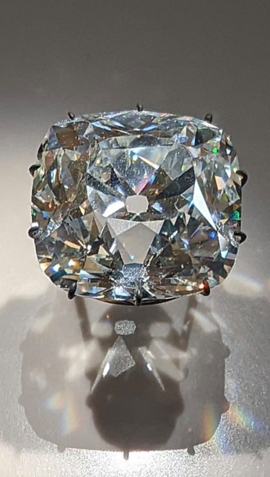 La Pirámide del Louvre fue concebida para coger a 4 millones de visitantes, y en 2024 fueron casi 9. La remodelación del museo era ya un asunto de estado. El robo de las joyas de Napoleón III y la Emperatriz Eugenia desata el caos en Francia.