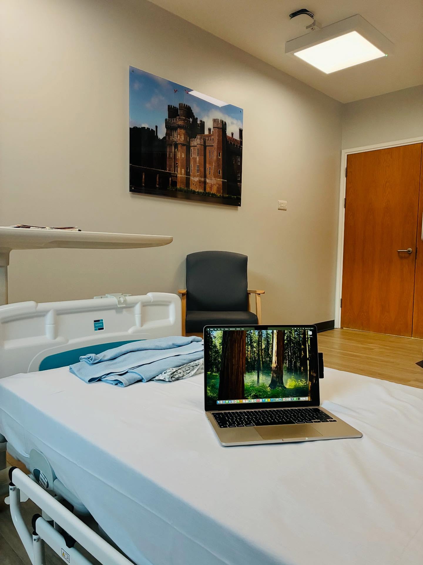 Spending the day in hospital for some investigations, nothing serious, don’t worry! But the beauty of my job means the laptop came with me. 🎒💻
Emails answered, client tasks ticked off, and a bit of admin magic still happening between blood pressure checks, daytime tv and cups of tea. ☕💗
One of the many perks of running a business that can literally go wherever I do!
Proof that when you love what you do and you’re a dab hand at multitasking there’s no such thing as a “day off admin.”
#VirtualPA #VirtualAssistantLife #WorkAnywhere #SmallBusinessLife #AdminSupport #WorkingOnTheGo #FlexibleWorking #RealLifeVA #BehindTheScenes