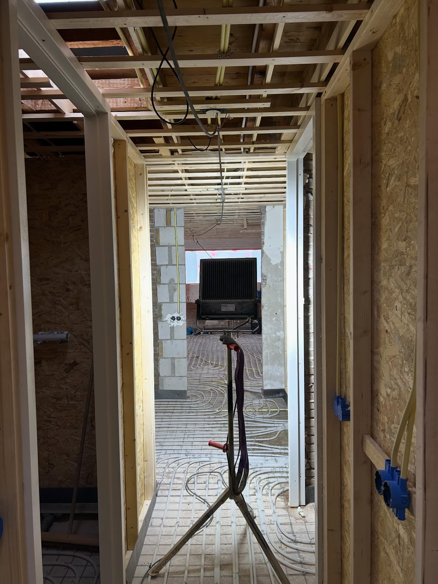 Er gebeurt veel aan de Rosengaardeweg🔨 deze vrijstaande bungalow wordt compleet onder handen genomen door onze vakmannen 👷
#gevelisolatie #vloerverwarming #warmtepomp #natuurlijkematerialen #dakisolatie #aannemersbedrijfriezebos #dalfsen