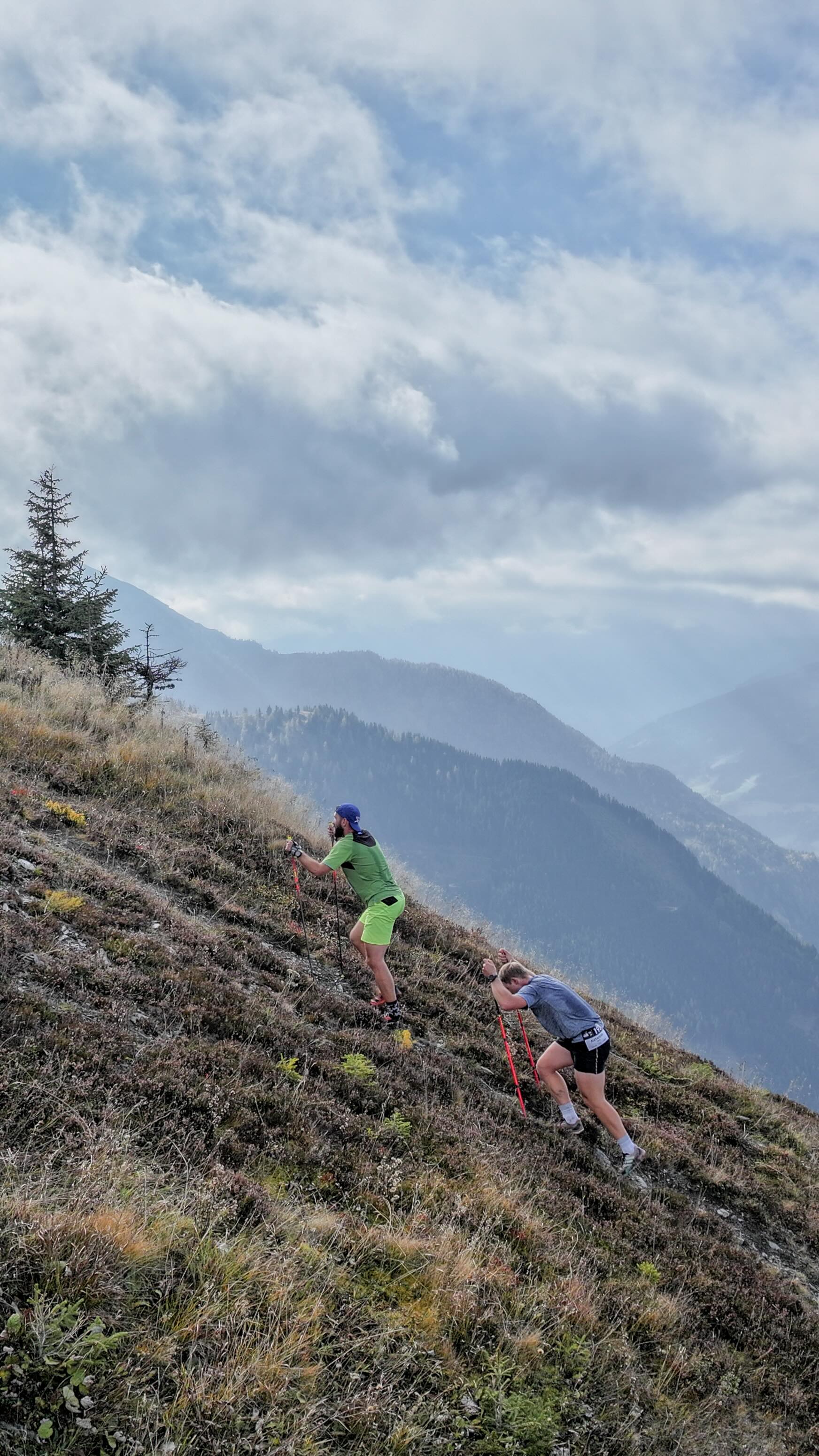 🔥 3,3 Kilometer. 1.200 Höhenmeter. Eine Linie – steil nach oben!
Die Trasse aufs Fulseck: von Start bis Ziel nur eins – steil, härter, BEINHOAT! 🏔️💥
Heuer haben sich so viele wie noch nie dieser legendären Route gestellt – und sie alle haben gezeigt, was BEINHOAT wirklich bedeutet: Wille, Kampfgeist und ein bisschen Wahnsinn. 💪😅
Wer sie einmal gelaufen ist, weiß: Das hier ist kein normaler Lauf – das ist Österreichs steilstes Vertical.
➡️ Wer von euch hat sich an diese Strecke gewagt? 😅
🎥 @vionixfilms
#beinhoat #beinhoatdasvertical