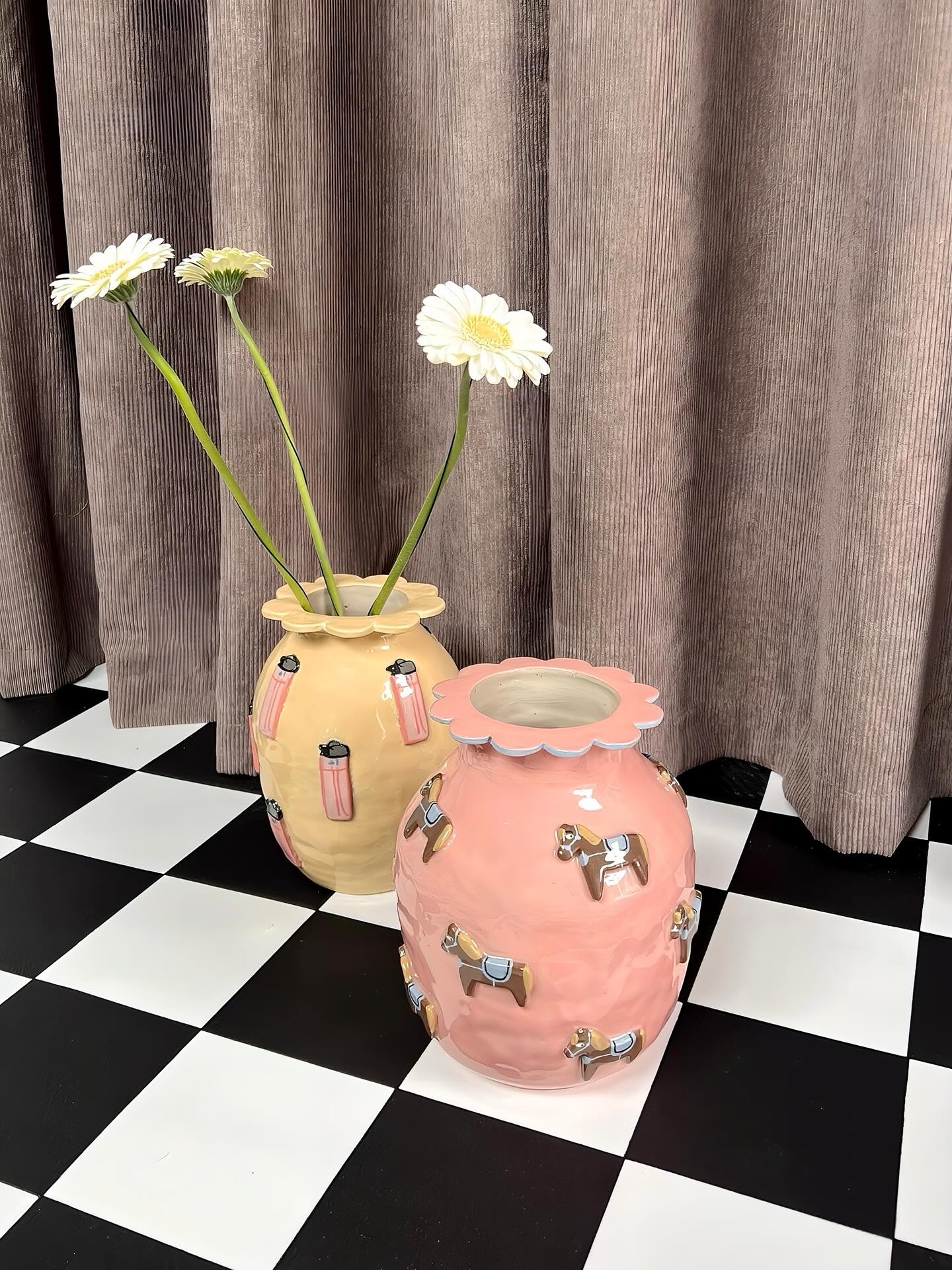 Guten Abend, ihr Süßhasen!
Da ist sie endlich: die Pferdivase! 🥹 Das ist mein absolutes Lieblingsteil der 🐴-Kollektion. Die weiteren Stücke zeige ich euch im Laufe der Woche und ich bin super gespannt, wie ihr sie findet.
Ich überlege, das kommende Shop Update recht spontan am kommenden Samstagvormittag zu starten. Wärt ihr dabei? 🙇🏻♀️