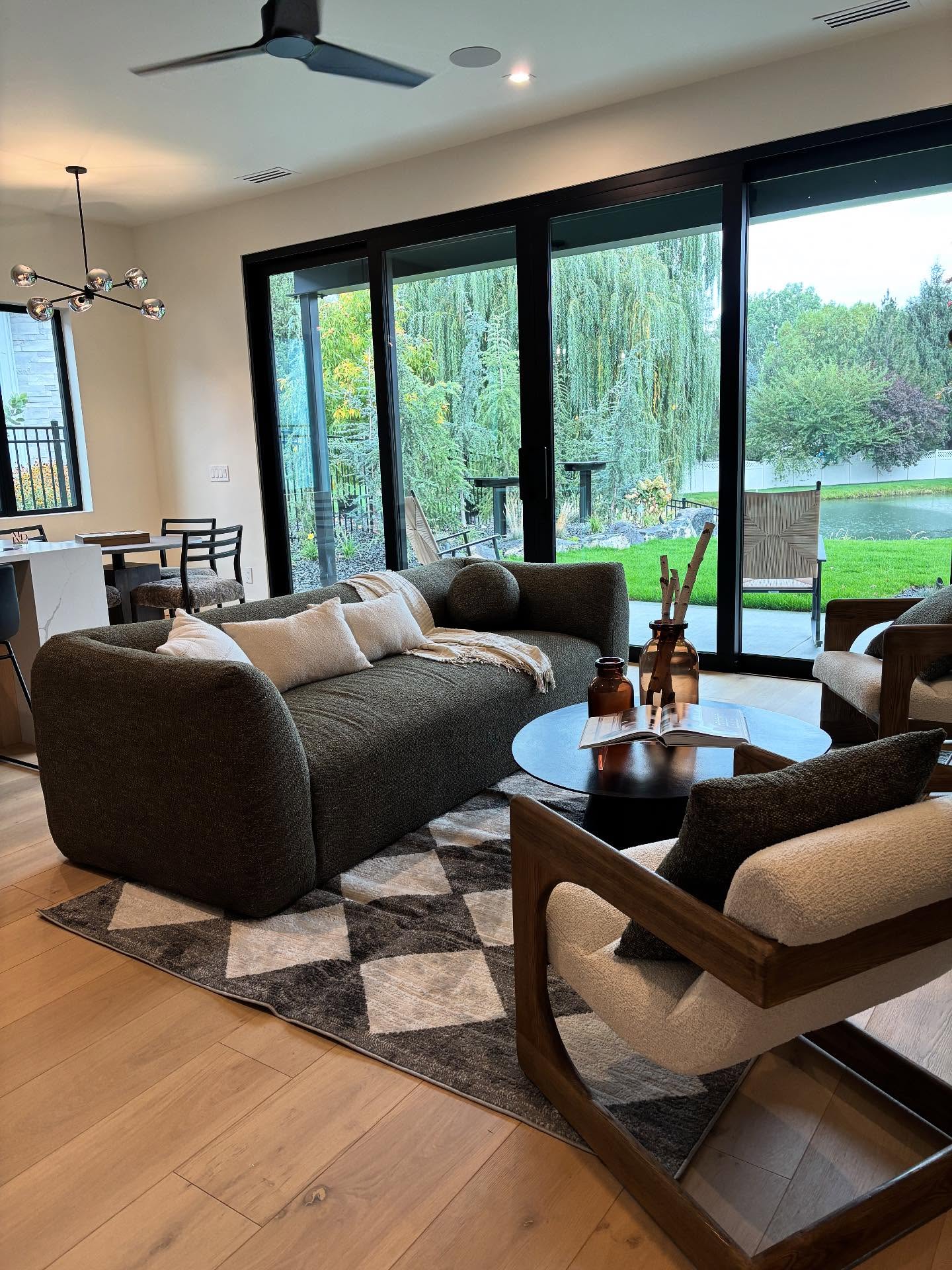 ADU with a view! A trend in luxury home building is the inclusion of accessory dwelling units. It’s a smart choice for multi-generational living:) Check this ADU out in person at the final weekend of the Boise fall Parade of Homes.
@boiseparadeofhomes @urbanidahollc @francesjoystaging
#customhomedesign #eagleidaho