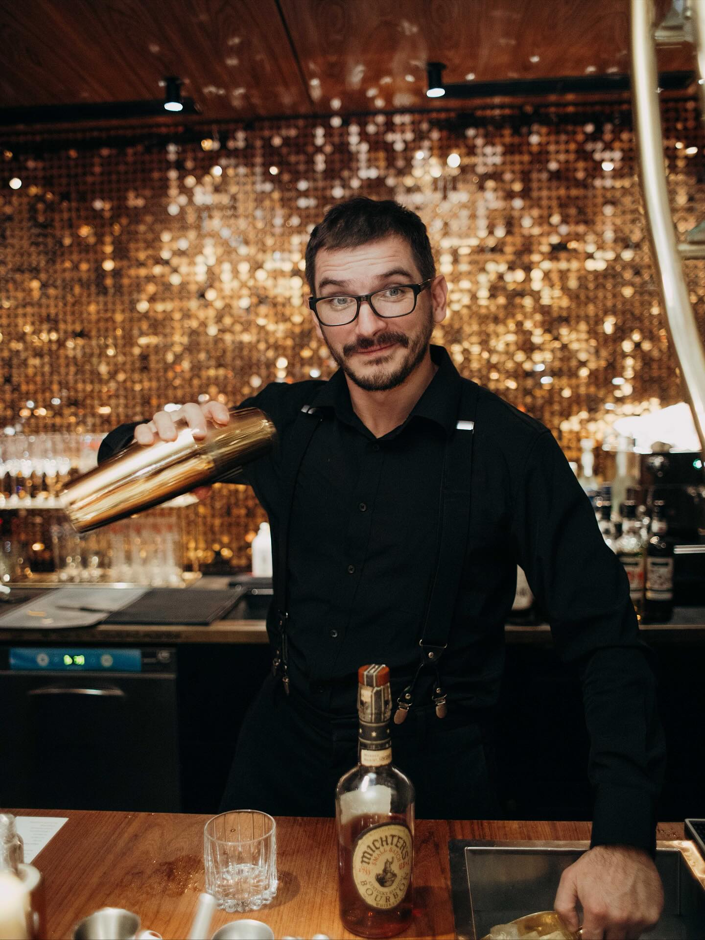 Letzte Woche haben wir uns durch die Welt von Michter’s Whisky probiert 🥃 @michterswhiskey
Großartige Aromen, entspannte Stimmung und natürlich jede Menge gute Gespräche – genau so lieben wir die Lvdwig Bar.
#lvdwigbar #cocktailbar #cocktailbarvienna #barsvienna #viennadrinks #viennabars #michterswhiskey