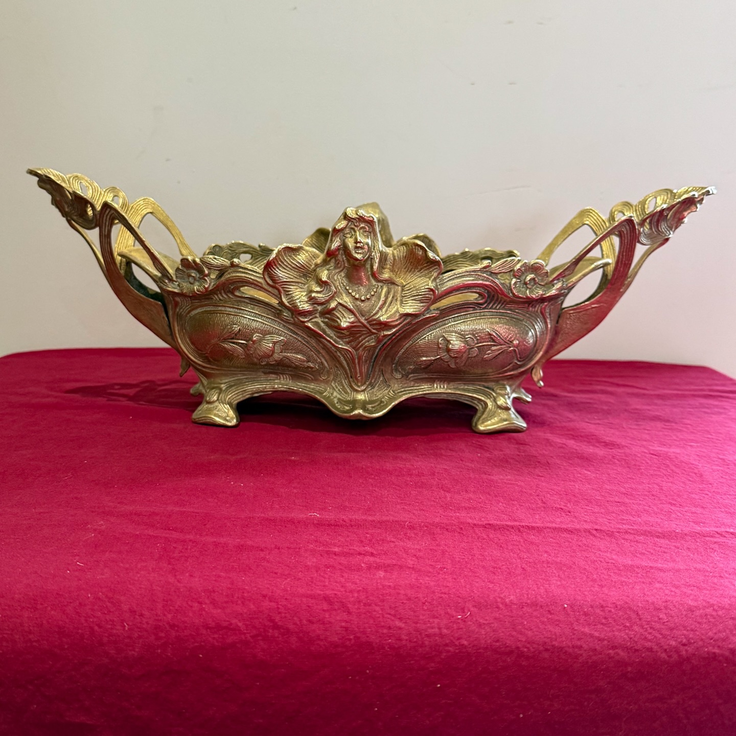 Jardinière en bronze avec son intérieur laiton.
Décor de bustes féminins , et floral style Art Nouveau .
Longueur : 50 cm
Hauteur :16 cm
Largeur : 16 cm
Poids : 3kg980
Très décorative, bon état général , la patine du temps .
🛒 prix et disponibilité dans la boutique en ligne .
#decorationdinterieur #jardiniere #centredetable #bronze #femme #fleurs #artnouveaustyle #antiquites #misslittlebottle
