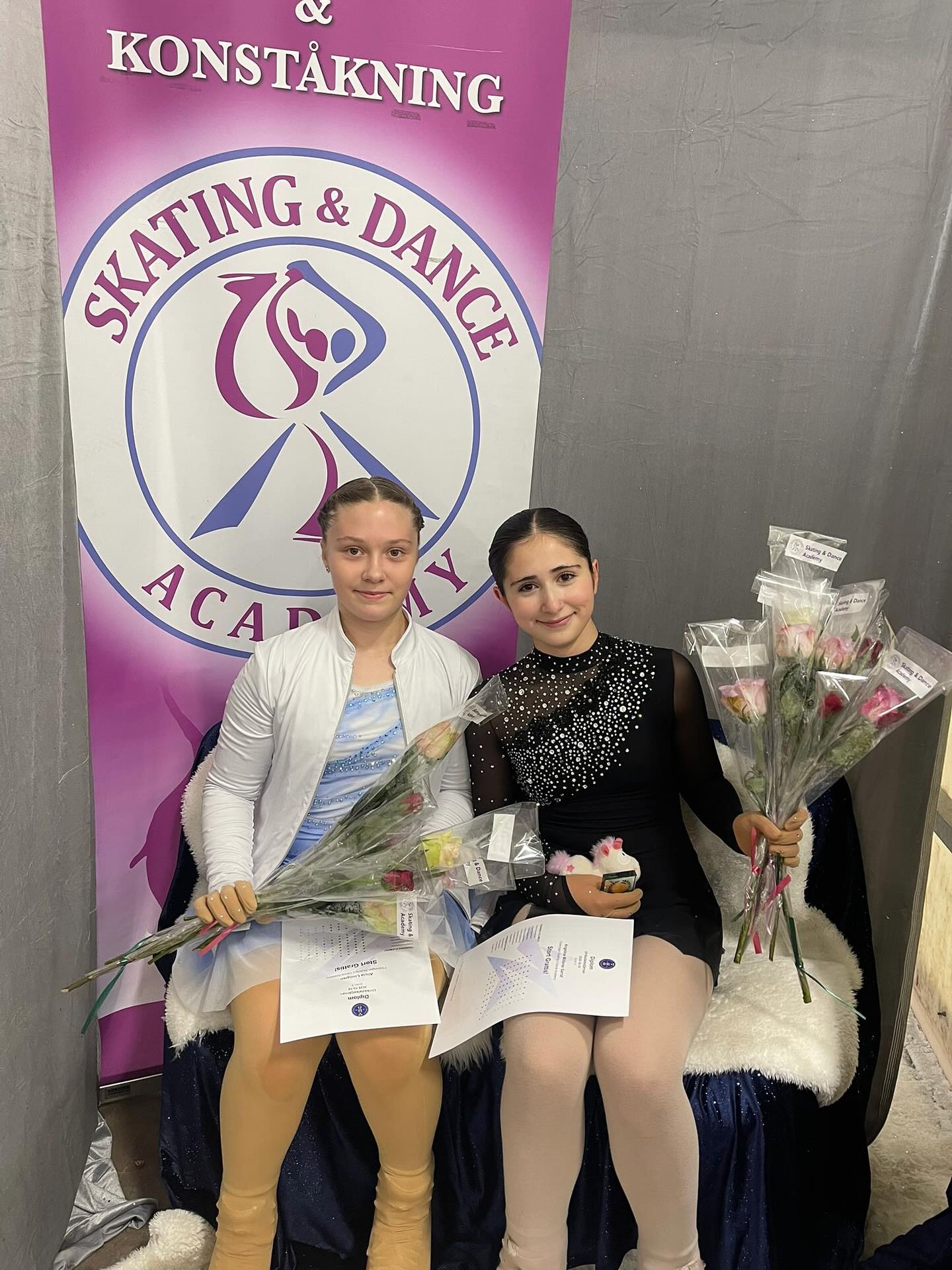 Wow, vilken helg! 🌟
Skating & Dance Academy arrangerade Ulriksdalsstjärnan 2025 – System 1, och vilken fantastisk tävling det blev! ⛸️
Stort grattis till våra åkare Anastasia, Nora, Youran, Andrea, Elvira, Evdoxia, Victoria, Emiliana, Sofija, Alicia och Angelina för era fina insatser på isen! 💖✨
Så mycket glädje, kämpaglöd och utveckling – vi är så stolta över er alla! 💪🌟
Ett extra stort tack också till vår tävlingsledning, alla fantastiska funktionärer och tränare som gjorde helgen möjlig! 🙏💐