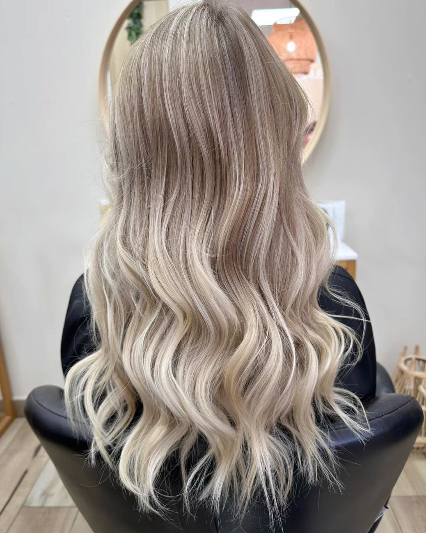 Un joli wavy plein de douceur pour sublimer cette chevelure blonde 💫
Brillance, volume et mouvement… tout ce qu’on aime chez L’Esprit Coiffure 🤍
#lespritcoiffure #coiffeusenoyellesgodault #hairgoals #brushingparfait #wavyhair #blondehair #coiffurefemme #hairinspo #hairstyleoftheday #hairbeauty #coiffuredujour #waveshair #hairstyleideas