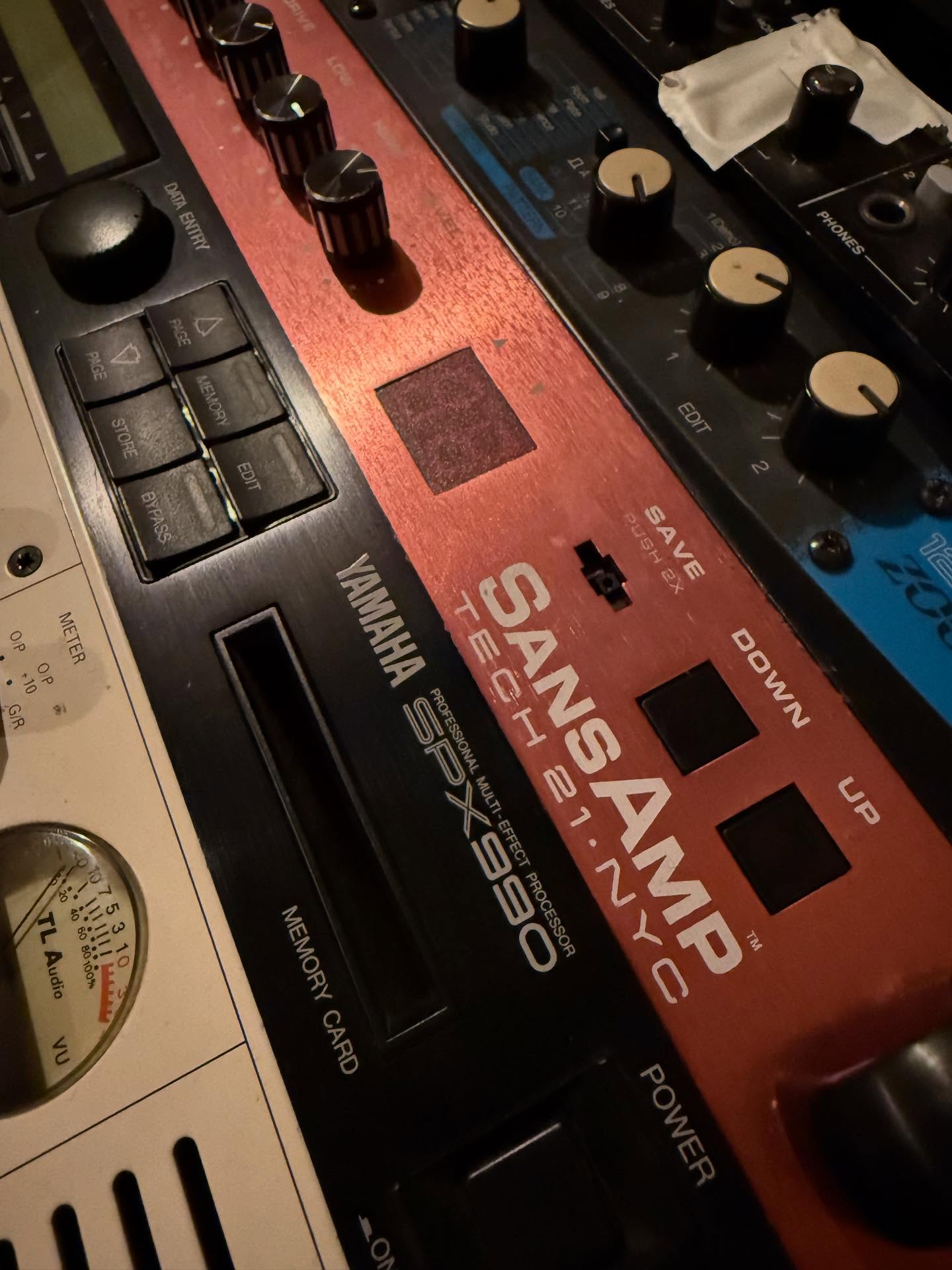 I’m a huge fan of sansamp style plugins (you can hear it on the drums in this song!) so I snapped my pals hands of when he offered me a hardware version at a decent price. Nice bonus points for the limited edition red colour which is much prettier than the ugly silver one.
I smashed a bass through it today. It was glorious!