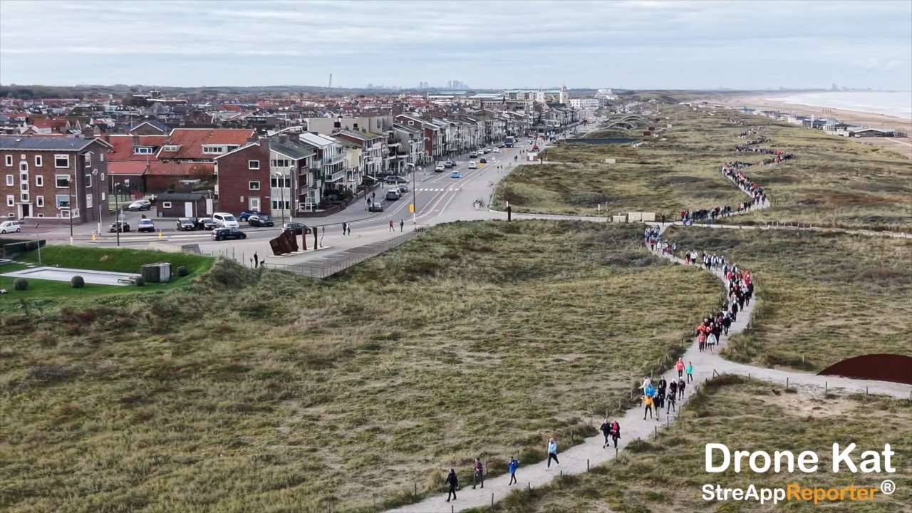 🚶♀️ Dag 3 van de Duin- en Bollenvierdaagse trok zaterdag 18 oktober 2025 onder andere door Katwijk 🌷
Een perfecte kans om prachtige beelden te maken! 📸
Het duurde dan ook niet lang voordat @Dronekat opdook en deze fraaie shots op ons platform deelde. 🔥
#DuinenBollenVierdaagse #Katwijk #Dronefotografie #StreApp #ooggetuige #fotografie #evenementenfotografie #drones #watiseraandehand #nieuws #wandelen #vierdaagse