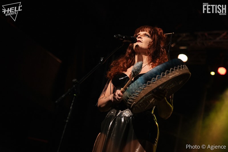 Thank you for the amazing photos @agience 🙏
Vesien varjot show was inspired by Kalevala, and when Tiina told me about the theme, I was more than a little excited. 😍
The costume by @latexbytiinarikala turned out stunning, the show was magical, and my character was the best ever. 🔥 Can you guess what it was? In one of the photos, you can see the magnificent raven @gotteromodel
The songs also worked beautifully as a whole. I’ll be sharing a video soon, where you’ll get a glimpse of the final piece that closed the performance.
Thanks to @helleventscz @miamoonmadness @kivaveera @aristotelecaster @kakkiara @metsaitalo