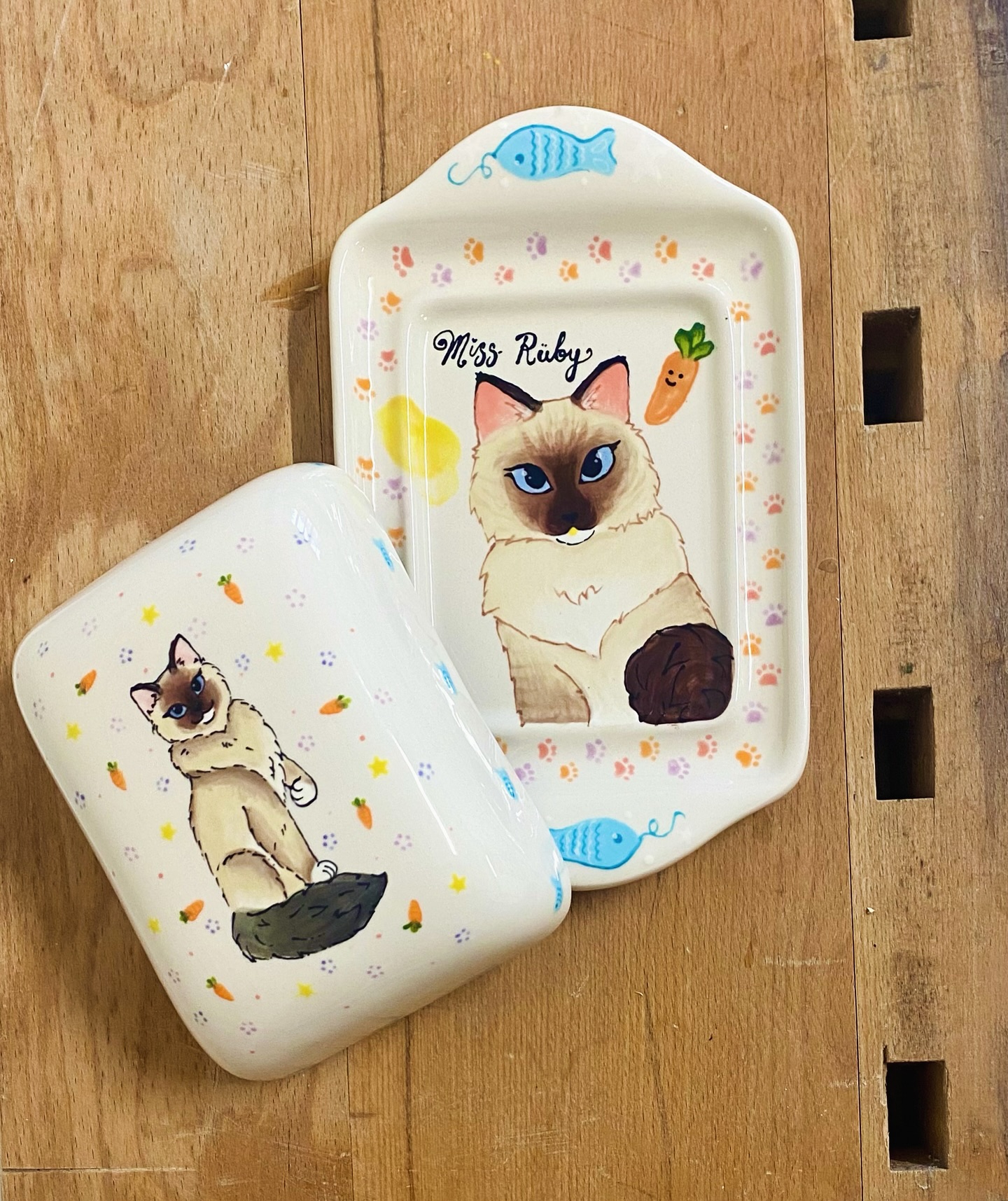 🐾 Diese Butterdose ist der Beweis: Katzen machen einfach alles schöner! 😻✨
Ein fantastisches Kundenkunstwerk!
Jetzt bist du dran – male dein Lieblingstier auf dein Lieblingsstück! 🖌️
Zeig uns dein Kunstwerk und tagge uns – wir teilen unsere Lieblingsstücke in der Story! 💛
#Werk2Go#keramikmalen#keramikbemalen#keramikliebe#keramikselberbemalen#malenaufkeramik#handgemacht#kreativzeit#ceramicart#ceramicpainting#keramikstudio#usterkreativ#keramikmalenzürich#ceramicpaitingzurich#usterfreizeit #KeramikLiebe #KreativMitHerz #TierischSchön