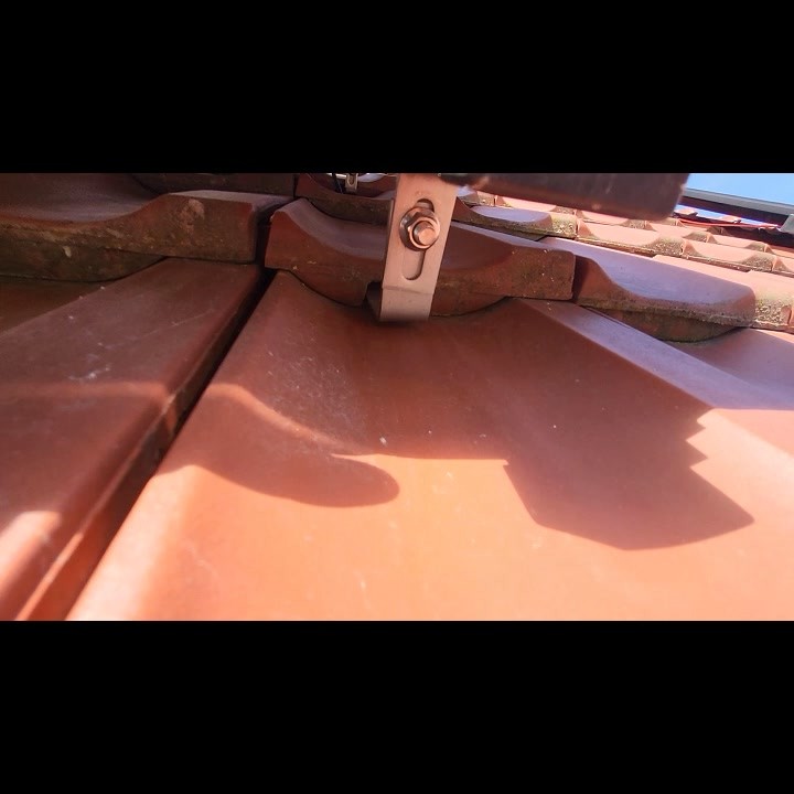 💡 Der Winter Naht: Dachhaken auf Anschlag!!!
Manchmal sind es die kleinen Details, die große Folgen haben, wie in diesem Fall:
Bei einer aktuellen Prüfung haben wir entdeckt, dass Dachhaken direkt auf den Dachziegeln aufliegen, anstatt fachgerecht auf dem Sparren montiert zu sein.
🚫 Warum das problematisch ist:
Der Dachziegel ist nicht tragfähig, er kann brechen oder reißen.
Es entstehen Spannungen und Undichtigkeiten, besonders bei Frost.
In der Winterzeit droht ein erheblicher Wasserschaden, wenn Schmelz- oder Regenwasser eindringt.
🔍 Gutanova hat aufgedeckt:
Dieser Montagefehler kann langfristig zu strukturellen Schäden an Dach und Anlage führen – und im schlimmsten Fall die Sicherheit gefährden.
✅ Unser Tipp:
Dachhaken immer direkt auf dem Sparren montieren, niemals auf dem Ziegel.
Nur so ist die Lastaufnahme sicher und die Dachhaut dicht.
📸 Wir prüfen Photovoltaikanlagen bundesweit und decken solche Mängel regelmäßig auf.
Denn: Sichtprüfung schützt vor Schaden.
👉 Mehr Infos unter: www.gutanova.de
#FundDerWoche #Photovoltaik #Montagefehler #Dachhaken #PVAnlage #Gutachter #Gutanova #Qualitätssicherung #PVCheck #Dachdecker #SicherheitAufDemDach