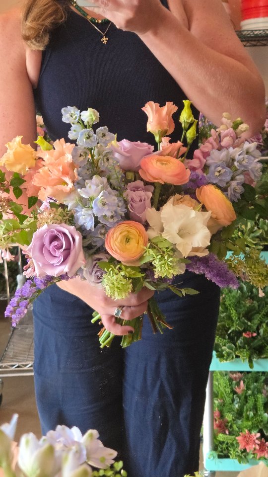 Some of our 2025 bouquets 💕 Thrilled to have had the chance to play with color so much this year. We still have some space available in 2026 and would love to fill it with bold palettes and hopefully a couple of classic fall color stories. If that sounds like you contact us through the link in our bio to get started!