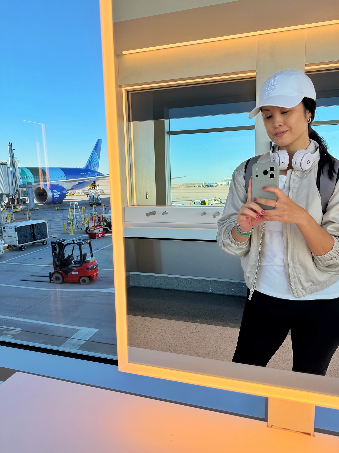 SNA > DEN > CMH > ORD > FLL > IAH > LAX
📅 12 days
🛄 7 airports
✈️ 6 flights
🎬 4 movies
🏨 2 hotels
Traveling so often has its ups and downs.
Sometimes your meal is a jumbo lump crab benedict and other times you get in so late you settle for a free apple and the last un-frozen sandwich from the grab ‘n go counter. I love getting to watch movies I wouldn’t otherwise get the chance to but I hate having to pay extra for internet to watch my team in the postseason. Getting to explore new cities is incredible but sometimes the cost is your best friend’s birthday party. (Sorry, @julietbrandolino 🥺) There are airports that are really pretty, but not when you’re sweaty and sprinting to make your connection.
Travel is like anything in life, I guess: it’s what you make of it. I wouldn’t trade this wild ride for the world, though.
And those Stroopwafels…I do love those. 😋