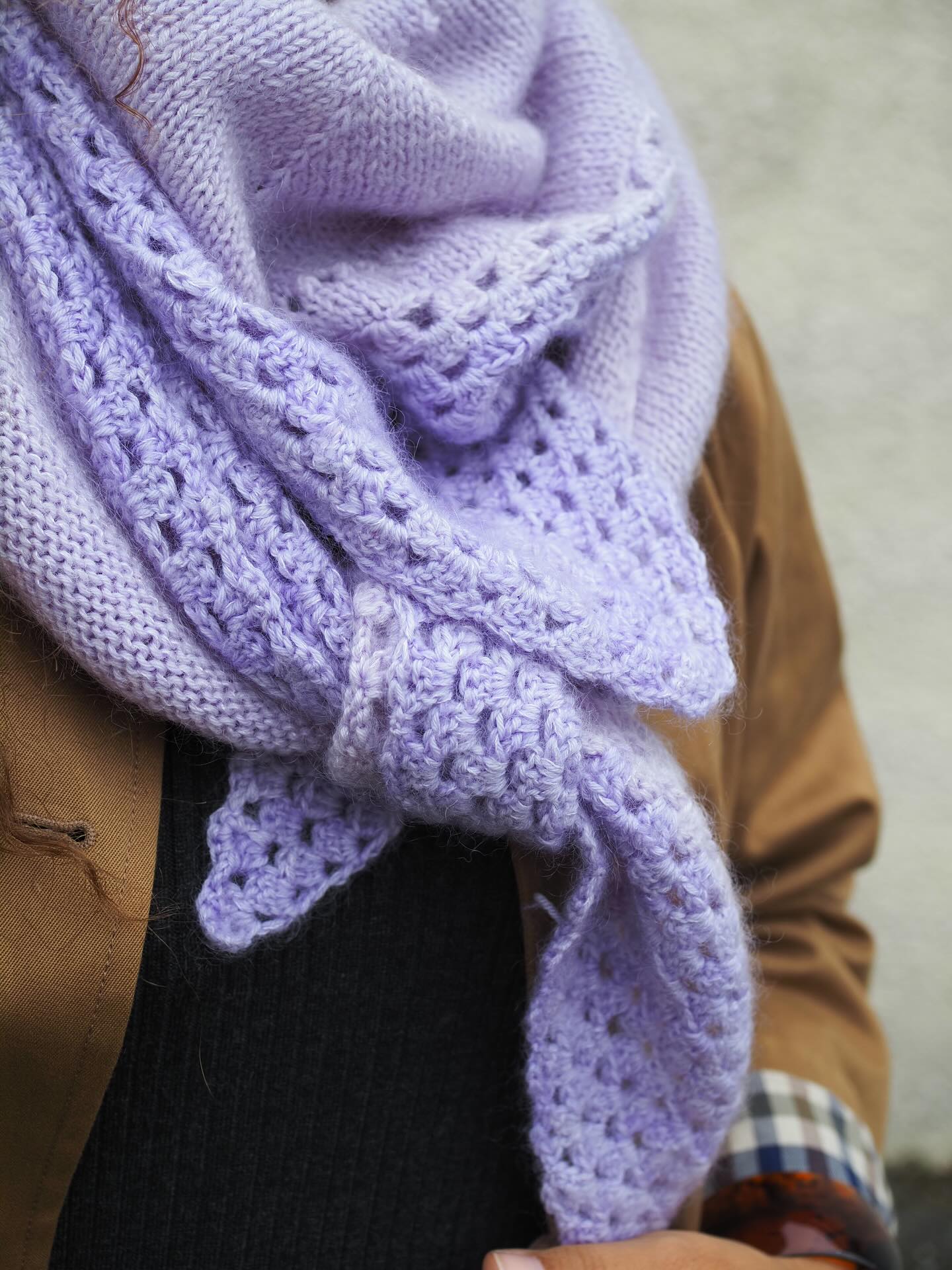 J’accueille les journées plus fraîches d’automne avec mon châle ALABAMA. Il se commence par la partie tricot puis le crochet. 🍂 Ça peut être le parfait projet pour celles qui savent tricoter et veulent se lancer au crochet. Ou celles qui savent crocheter et veulent se lancer au tricot.
🐿️ Retrouvez La Fiche tricot en français et en anglais sur Ravelry et www.AtelierEmilie.com
Fils . @yarnbysimone kms & msw couleur Summertime sadness
.
.
#atelieremilie #ateliermiliedesigns
#knitting #knitweardesigner #mohairaddict
#tricotété #summerknitting
#tricot #strikk tricot #jeportecequejetricote
#alabamabyae #alabamabyae