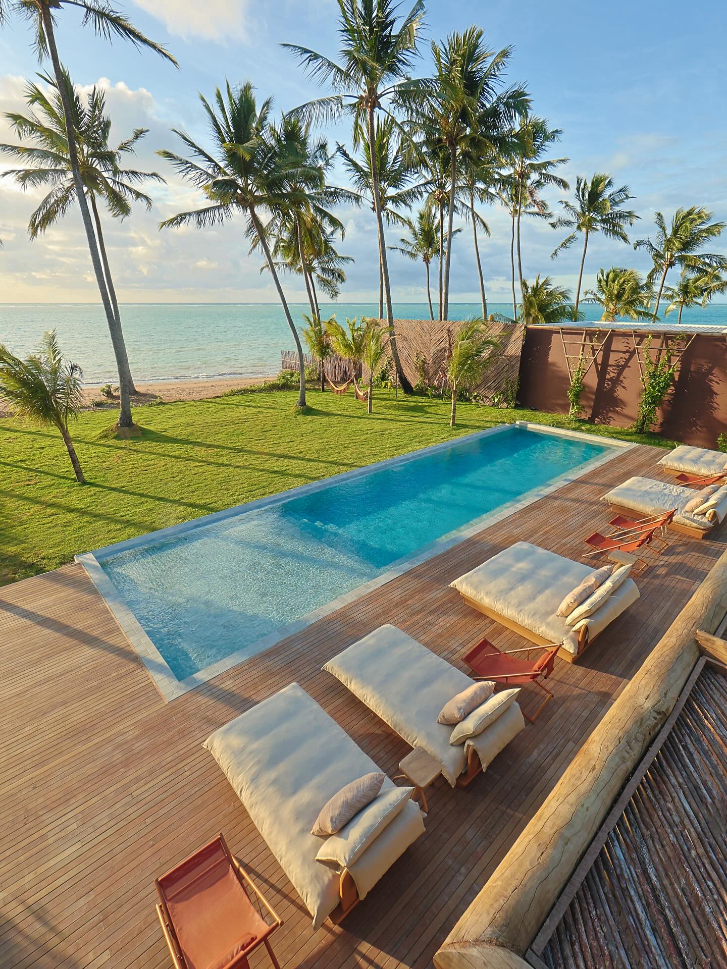 No Origem Patacho, o tempo desacelera. Entre cabanas integradas à natureza e obras de arte que dialogam com cada espaço, a hospedagem se transforma em uma experiência sensorial.
Momentos de contemplação, gastronomia que celebra o território e passeios à beira-mar revelam a poesia de Alagoas em cada detalhe.
Para conhecer tudo sobre esse refúgio à beira-mar, leia a matéria completa no link da bio.
#OrigemPatacho #Alagoas #DesignHotel #ArquiteturaBrasileira #TurismoDeLuxo #PraiaDoPatacho