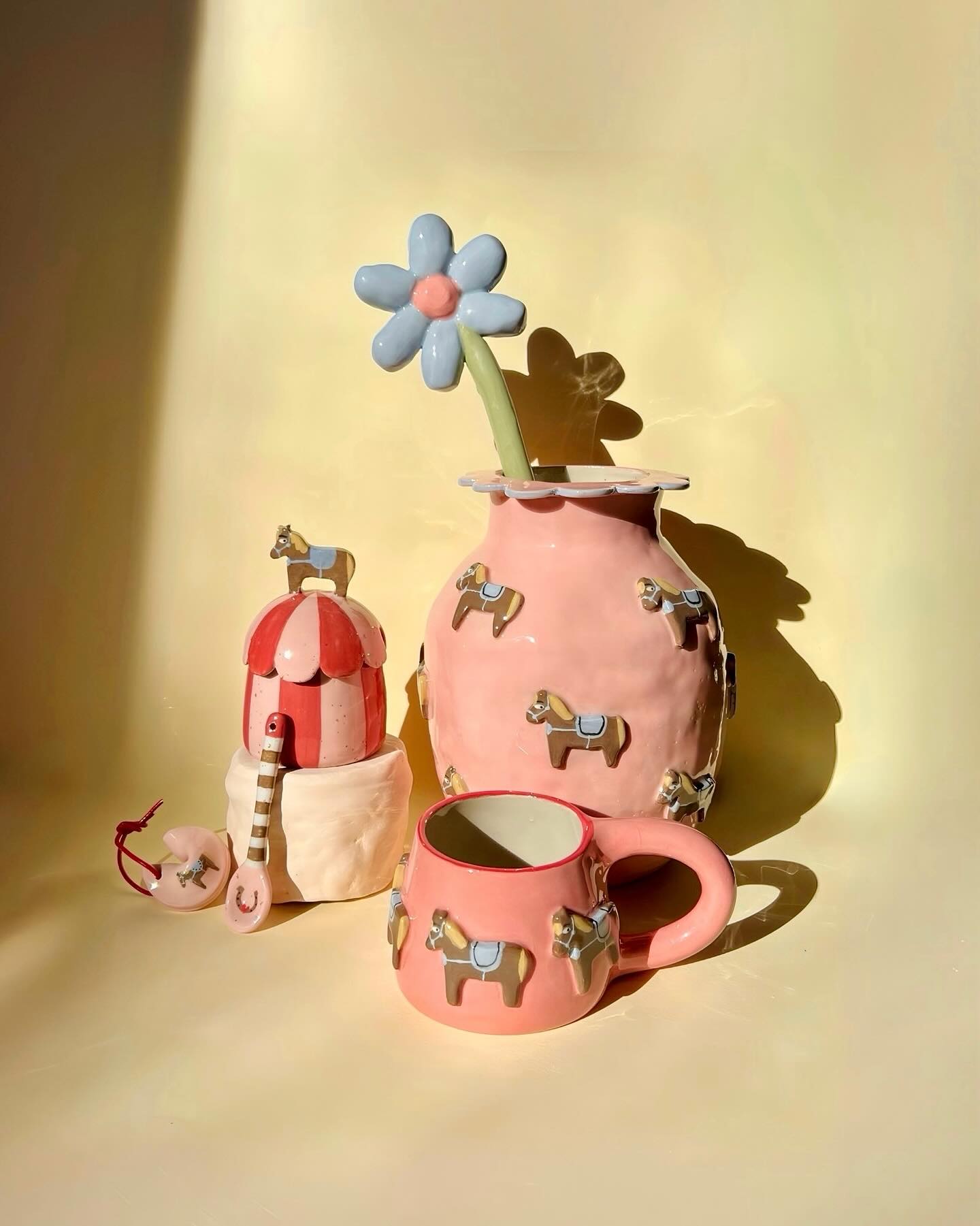 Guten Morgen, ihr Schnütchen!
Zum Frühstück serviere ich euch direkt einmal eine Menge süße Pferdis, die ihr am kommenden Samstag (25.10.) um 10 Uhr im Shop bestellen könnt. 🥹
Den Rest des Buffets, das euch erwarten wird, zeige ich euch im Laufe dieser Woche! 🧡
Ich freue mich auf euch und hoffe, dass wir ein Date haben. 🥰
#shopupdatesoon #keramikliebe #buntekeramik #goodmoodceramics #gutelaunekeramik #potterylove #potterydesign #ceramicart #kunstkeramik #interiör #homedecor #coloufuldecor #ceramides #keramikværksted #ihavethisthingwithceramics