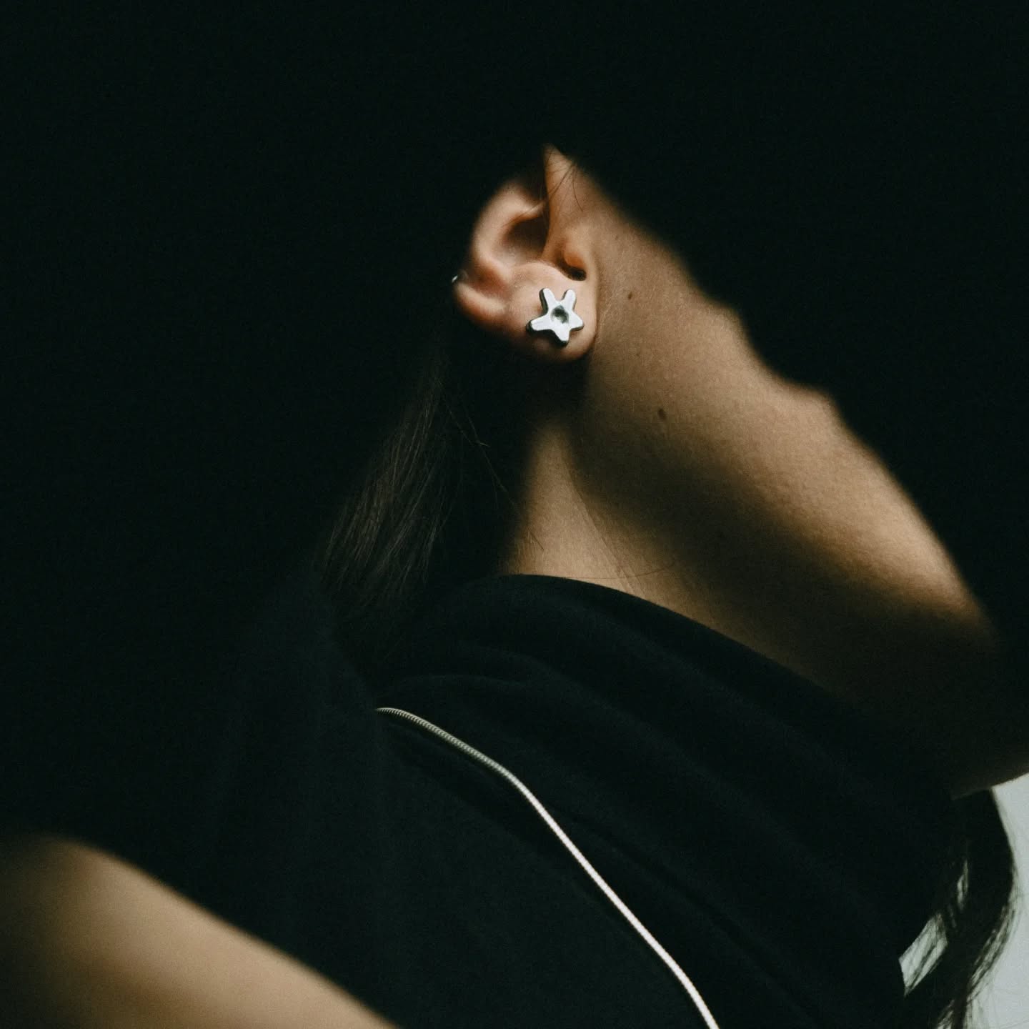 Daisy earrings 🌸
Photography: @markoulis.a
Model: @annarousso
#jewelry#silverjewelry#earrings#silverstuds#jewelrydesign#silver925#silverart#metaltexture#mikarojewelry