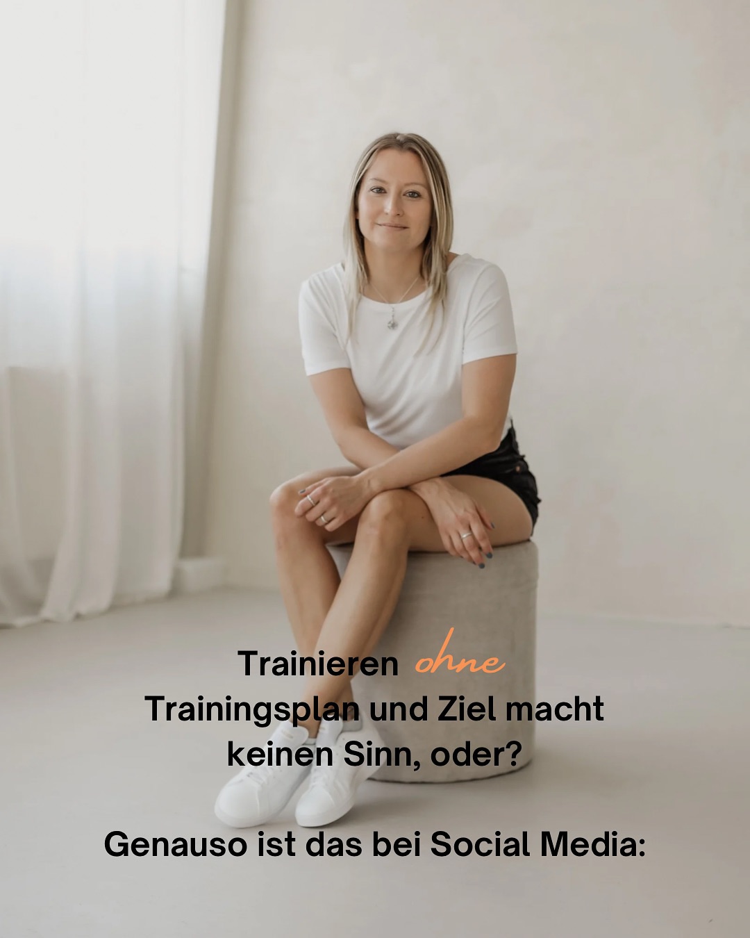 Du würdest nie ins Gym gehen, ohne zu wissen,
was du heute trainierst, oder? 💪
Ohne Plan trainierst du irgendwie.
Mal Beine, mal Schultern, mal einfach gar nichts.
Ergebnis?
Kein Fortschritt. Keine Struktur. Keine Motivation.
Und genau so funktioniert auch Social Media.
Wer einfach nur postet, weil „man’s halt machen muss“,
wird keine Community aufbauen, keine Anfragen bekommen
und sich irgendwann fragen:
„Warum funktioniert das bei anderen und bei mir nicht?“
Ein Trainingsplan gibt dir Struktur, Fokus und Fortschritt.
Eine Social-Media-Strategie macht genau dasselbe:
👉 Sie zeigt dir, was du wann und warum postest.
👉 Sie sorgt dafür, dass du deine Zielgruppe triffst.
👉 Und sie hält dich langfristig auf Kurs, selbst, wenn’s mal anstrengend wird.
Ohne Plan trainierst du im Kreis.
Ohne Strategie postest du ins Leere.
Beides braucht Geduld, Disziplin und jemanden,
der dir zeigt, wie du die Energie richtig einsetzt.
Wenn du willst, dass dein Social Media so effektiv wird wie dein Trainingsplan,
schreib mir „STRATEGIE“ und ich zeig dir,
wie du online Fortschritt machst, den man sieht und spürt.