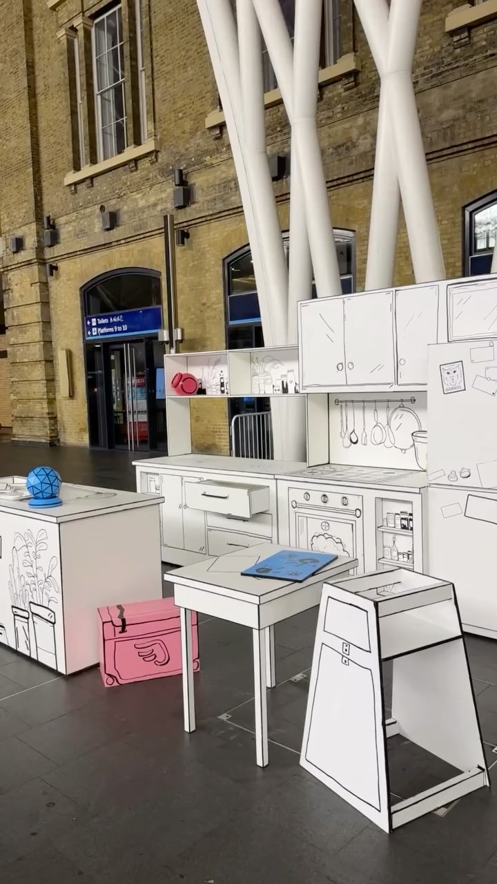 Let's try that again! Been a rollercoaster couple of weeks putting this together, decorating, illustrating, transporting and installing.
Good fun to work with @creativegiants.art again and for a great cause @you.can.adopt
Two installs in two days Kings Cross and Leeds! 😮🥱
An amazing effort from the MIO crew as always... especially those on the Leeds leg of the journey.
#paddingtonbear
@kingscrossn1c