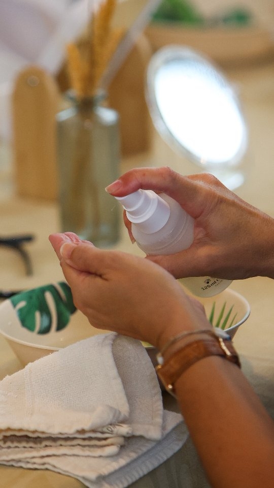 🇩🇪 Was für ein super Event gestern Abend! 🥂💥
Wertvolle Inputs zu Hautgesundheit, Self-Care & natürlicher Schönheit, eine natürliche Skincare-Routine Schritt für Schritt, nachhaltige, hochwirksame & non-toxic Skincare & Supplements und vor allem tolle Gäste!
Möchtest du das nächste Mal dabei sein? Das sind die zwei Termine für die nächsten Events in MÜNCHEN (Höhenkirchen-Siegertsbrunn) in diesem Jahr: 4. Juli und 13. November und in PORTO (Foz do Douro e Gaia) nos dias 10 e 11 de maio.
Wir freuen uns auf dich!
Danke, liebes Team! @marialohninger @monika.vonhomeyer @pamina.kittner @reginaklute
🇵🇹 Que evento incrível ontem à noite! 🥂💥
Inputs valiosos sobre saúde da pele, autocuidado e beleza natural, uma rotina de cuidados de pele natural passo a passo, skincare e suplementos sustentáveis, eficazes e não tóxicos e, acima de tudo, convidados maravilhosos!
Gostarias de estar presente na próxima vez? Estes são os dois próximos eventos em MUNIQUE deste ano: 4 de julho e 13 de novembro. NO PORTO: 10 de maio e 11 de maio.
Conto contigo!
Obrigada equipa.
ENGLISH
What an amazing event last night! 🥂💥
Valuable insights on skin health, self-care, and natural beauty, a step-by-step natural skincare routine, sustainable, effective, and non-toxic skincare & supplements, and, above all, wonderful guests!
Would you like to join us next time? Here are the two upcoming events this year in
🇩🇪MUNICH: July 4th and November 13th.
🇵🇹PORTO: May 10th and May 11th.
See you there!
Thank you, dear team!
#ringana #naturalskincare #healthyskintips #Selfcare #nontoxic