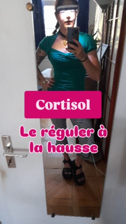 On parle toujours de l'excès de cortisol, voulant le diminuer à tout prix. Mais attention au manque de cortisol, qui n'est pas du tout souhaitable! Il se produit lorsque les glandes surrénales n'arrivent plus à suivre le rythme, souvent après un épisode plus ou moins long d'hypercortisolémie, lorsqu'elles donnaient tout pour continuer la course. On parle alors d'épuisement surrénalien.🏃♀️😮💨
Le cortisol est indispensable au bon fonctionnement de notre organisme, via son action sur certaines cascades hormonales, sur l'immunité et l'inflammation (sans suffisamment de cortisol, on tombe sans cesse malade, on guérit lentement et on développe un terrain allergique), et sur la digestion. Le cas typique du cortisol dans les chaussettes est la personne épuisée même après s'être reposée, qui ne sait plus quoi manger car elle ne tolère plus rien, qui présente généralement soit une hypersomnie (tout en restant épuisée) soit des insomnies ou un sommeil très léger, des trous de mémoire ou autres troubles cognitifs, tombe très souvent malade et peut développer des allergies qu'elle n'avait pas avant. 🤧
L'exposition à la lumière joue un rôle capital dans la régulation du cycle du cortisol. Si vous ne pouvez pas vous exposer 20 à 30 minutes après le lever: marcher dehors, petit-déjeuner sur votre balcon ou collé à votre fenêtre (ouverte de préférence), et si votre logement est peu lumineux, pensez aux lunettes de luminothérapie. Les luminettes sont un excellent moyen d'exposer votre rétine à lumière dont vous manquez, avec des résultats très rapides et efficaces. Je les utilise moi-même tous les matins du début de l'automne jusqu'à la fin du printemps, et pour rien au monde je reviendrai en arrière. Mon énergie est tellement plus importante et stable toute la journée! 🌞
Avec mon code 🦋 MANONGALY15 🦋 vous avez -15% sur votre paire de luminettes, sur le site myluminettes.com.
Plus d'infos dans mes stories à la une 😉
#cortisol #fatigue #inflammation #immunite #hormones #santenaturelle #santefeminine #naturopathie #micronutrition